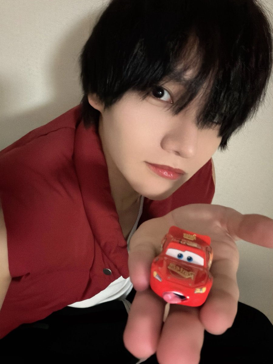 aoen_members's tweet photo. 今日9月5日は僕の始まりでありNo. 1ロールモデルのライトニング・マックィーンDAYです！
僕が人生で1番影響を受けており今もこれからも大好きなマックィーン❤️おめでとう！

そしてカーズ20周年おめでとうございます🎉
これからも大好きなカーズを沢山見ます！

僕たちは明日9月6日から47都道府県ツアー後半戦が始まるので蝶のように舞います！

「集中、スピード、僕は速い！」

実は僕が足が速いのもマックィーンのおかげなんです🥴

マックィーン大好き❤️

#カーズ #ライトニングマックィーンデイ
#aoen #アオエン #雅久 #GAKU
