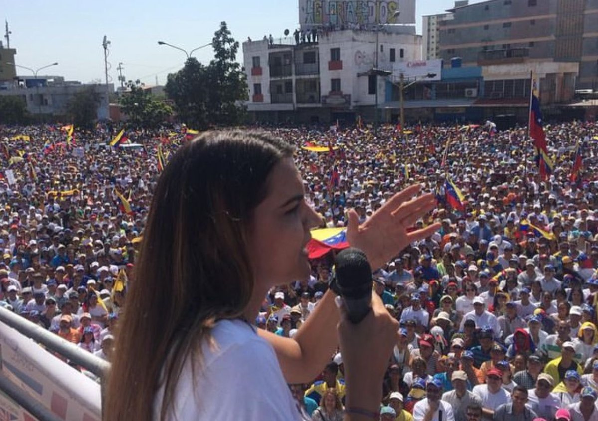 edgarzambranoad's tweet photo. “Padre quiero ser como tú”, eso me dijiste el día que te invité a hacer el doctorado culminando tu posgrado. De allí a estos tiempos la lucha continúa. Orgulloso, con lágrimas en mi rostro, ¡Feliz cumpleaños, amada hija! https://t.co/VWq7Ga8wQQ