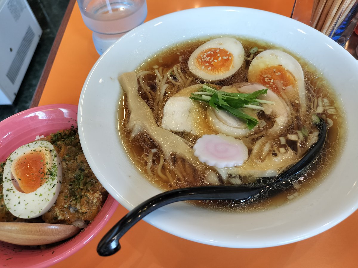 mousouryoko's tweet photo. ラーメン＆カレー　山形アッキー
場所　山形
ジャンル　ラーメン

味　3
ボリューム 3
値段　3

🍁駅前で王道比内地鶏のラーメン
🍁セットの丼に意外性のあるキーマカレー
🍁ラーメンは醤油に脂が溶け込んでおいしい！！

https://t.co/JkXjlksN0B

#山形　#ラーメン https://t.co/NAfnyLNnn9