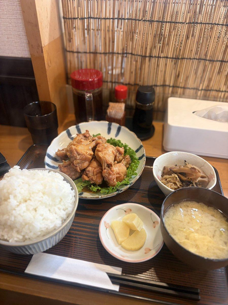 YAMADAchan44's tweet photo. 私が今日食べた【手羽元の生姜煮定食ご飯大盛り】これで1000円切ってるんでっせ(*/ω＼*)ｷｬｰ!! https://t.co/GKhQYBo64Z