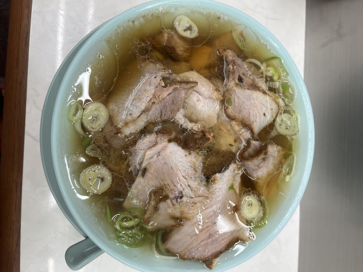 aachiromomokoha's tweet photo. 池袋のともちんラーメン。
聞き間違えかなと思ったけど、しっかり「メシどうしますか？」と優しく聞いてきた。
今日は丁重にお断り。
血圧が気になるところだけど、スープが止まらない。
美味しかった✨✨
#ともちんラーメン #ちゃん系 #池袋 https://t.co/sFS16kaAww