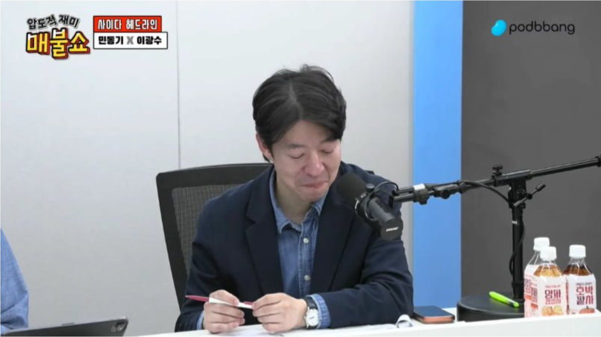 sonsarang3814's tweet photo. ■아들 때문에 현타 세게 온 이광수 

"저 혼자 뭐하고 다니는건지 모르겠다… 희망도 없고 욕만 먹고, 저 돈벌려고 맘먹고 부동산 강연만 하면 돈 잘벌수 있어요..집값 오른다고 강연하면 되요. 근데 좋았단 말이예요.. 희망이 보였고, 최욱님도 응원해 주고… 근데 이제 아들도 괜히 화내면서 하지 말래요."(이광수)

이광수 아들이 아버지 보고 부동산 얘기 좀 그만하라고 했다더라.

오죽하면 피붙이 아들마저도 그랬겠는가. 광수야, 진심으로 넌 부동산 전문가 행세하지 마라.