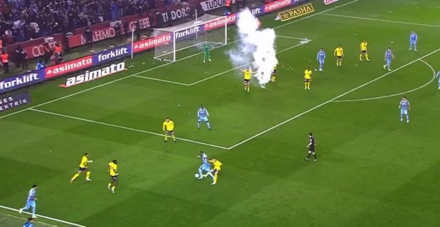 _bky's tweet photo. Halil Umut Meler'in hakemliğe veda ettiği Trabzonspor-Fenerbahçe maçı. Günü doldu, yaşı bekliyor... https://t.co/KtBj3SdNY5