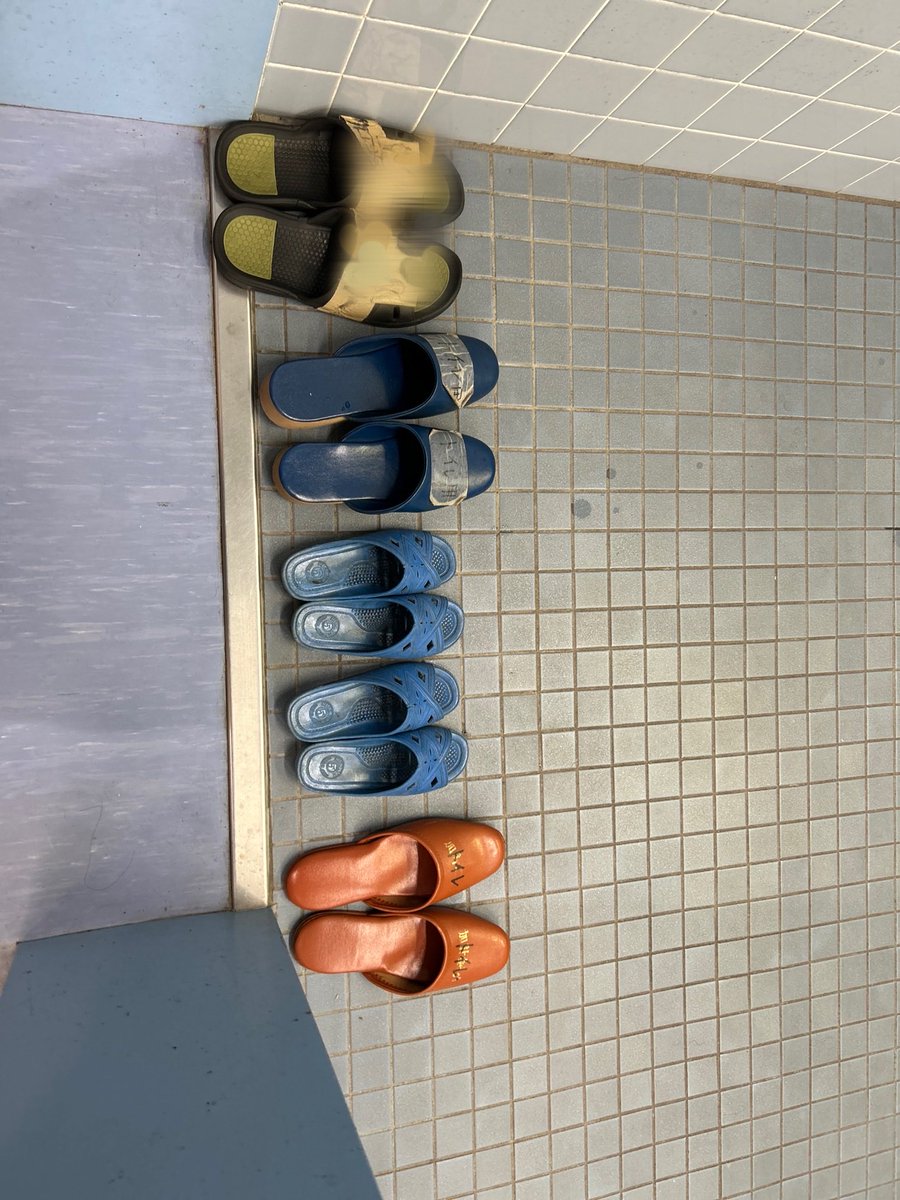 Daiginzyo's tweet photo. トイレのスリッパを
そろえにだけ
道場に来た

（稽古時間を間違えました） https://t.co/sf4PTza2Sl