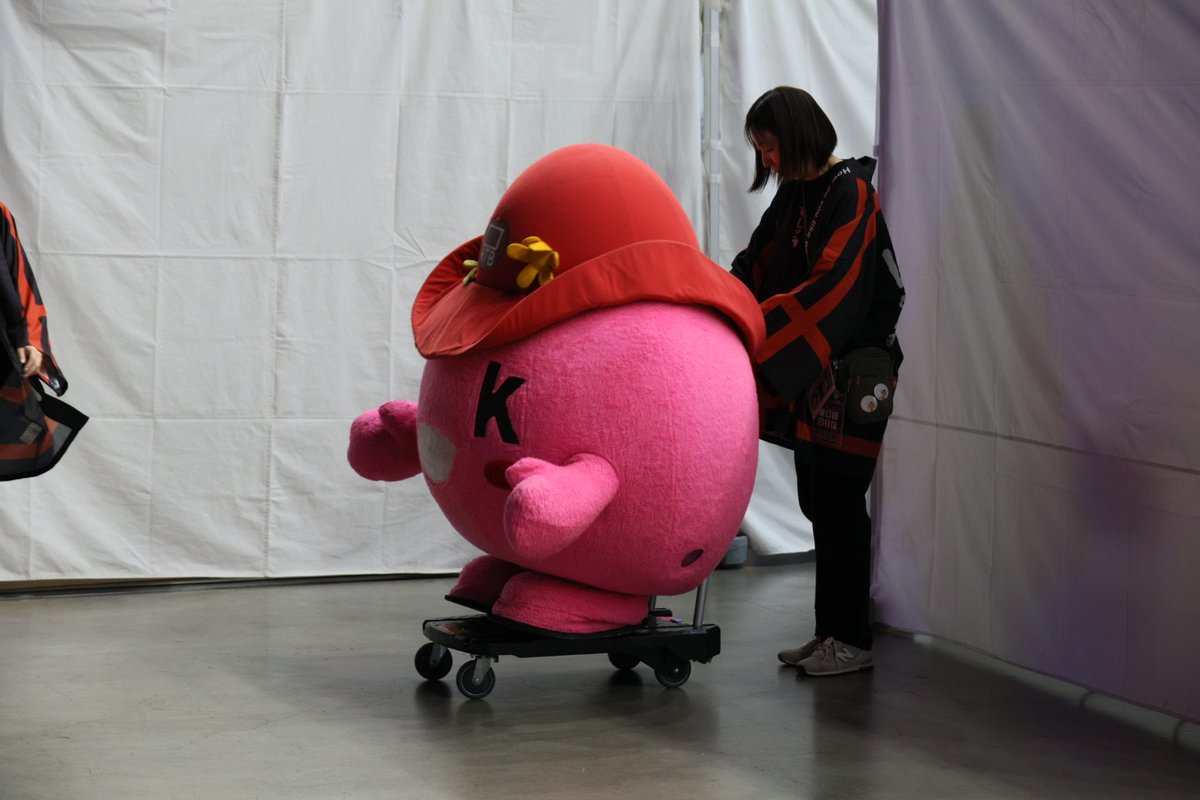 akkey641's tweet photo. 台車に乗り込み運ばれるokちゃん

#水曜どうでしょう祭 https://t.co/U0t8Ko9zB6