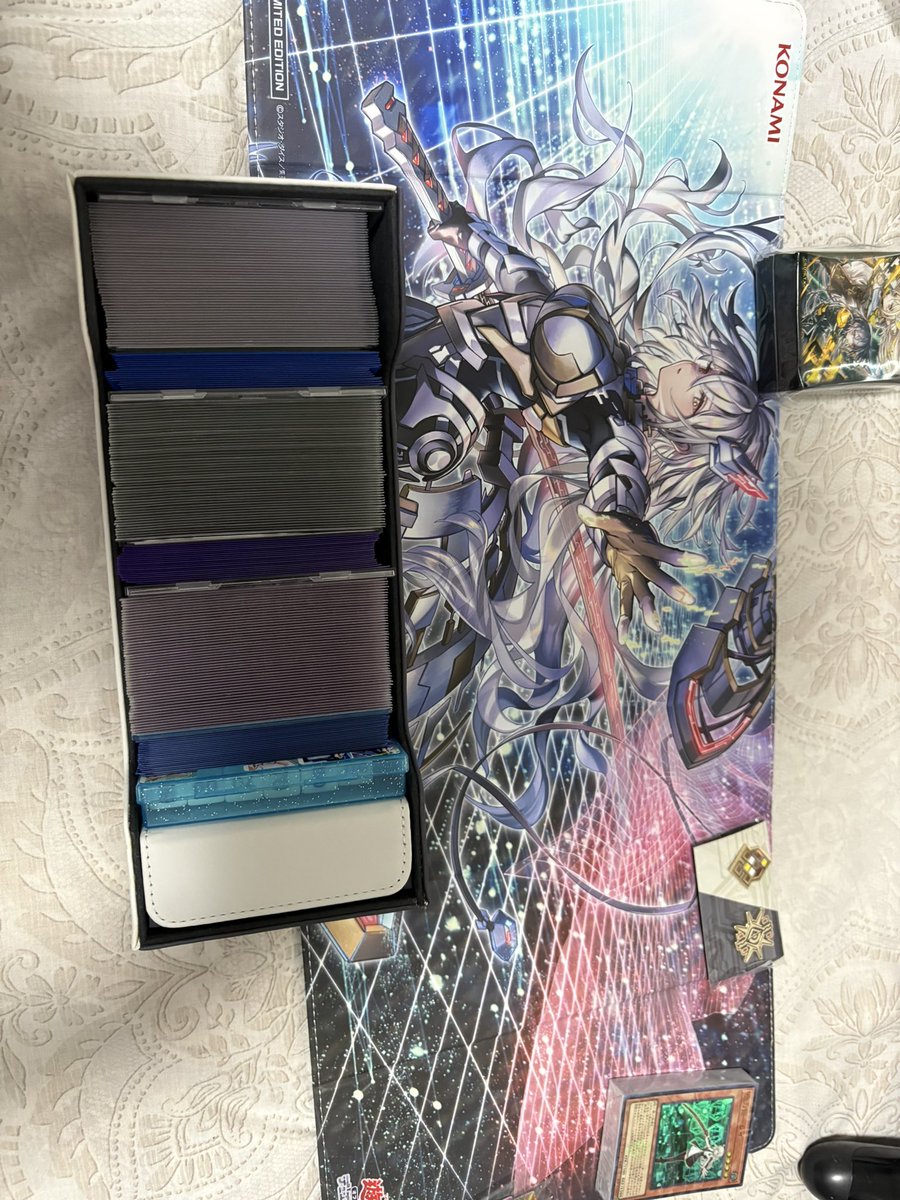 s_zero0028's tweet photo. やっと閃刀姫セット届いた
とりあえず保存用で1個残しとくとしてホロカメインデッキちょうど収まったわ!!
ロゼがいいんだよ!! https://t.co/G8jHac2jL1