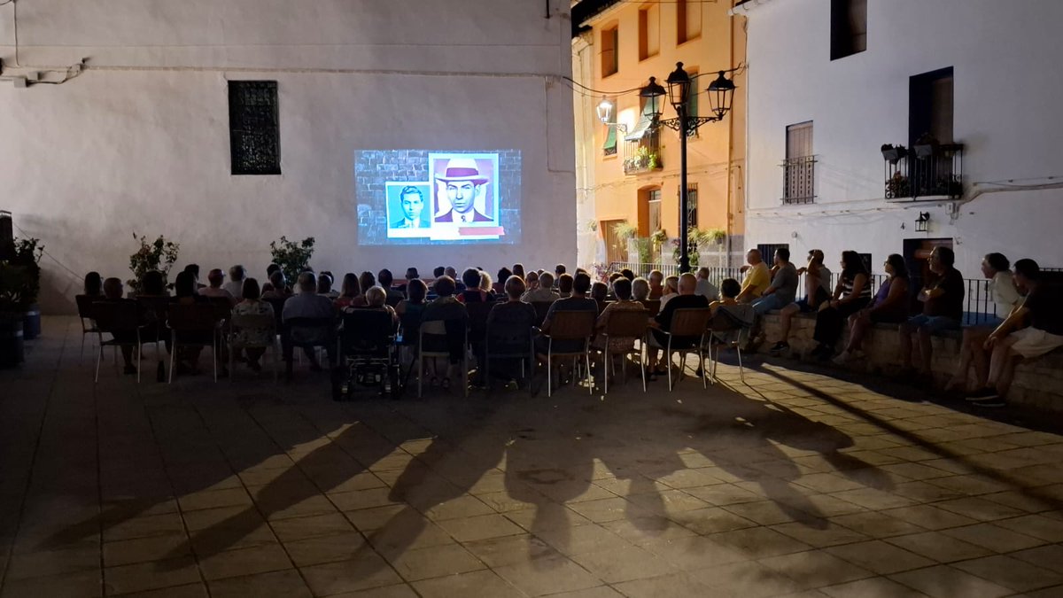 Juli_Esteve's tweet photo. Sovint no cal escriure molt per a transmetre informació: Fageca, comarca del Comtat, al centre de la València buidada, que també existeix. 110 habitants i 70 persones anit a la plaça per a vore 'Del Montgó a Manhattan. 100 anys de somni americà'. Gràcies, Fageca! https://t.co/TTj5Ux4426