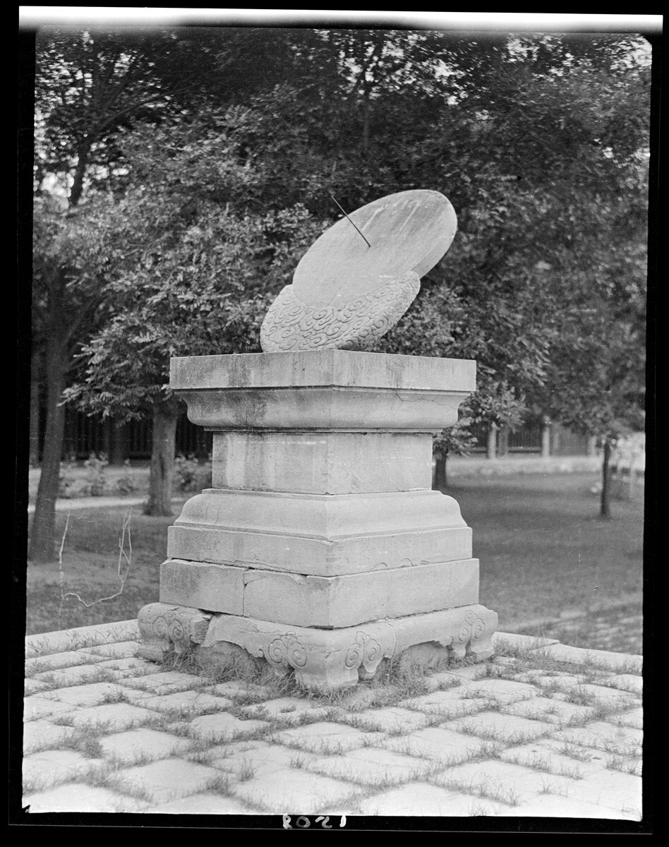 BrightMoonStory's tweet photo. The sundial at the Hall of Classics in Beijing, photographed by Sidney Gamble between 1918 and 1919. Duke put his negatives online and waived every right they had in them. https://t.co/zuT5TuBZyF