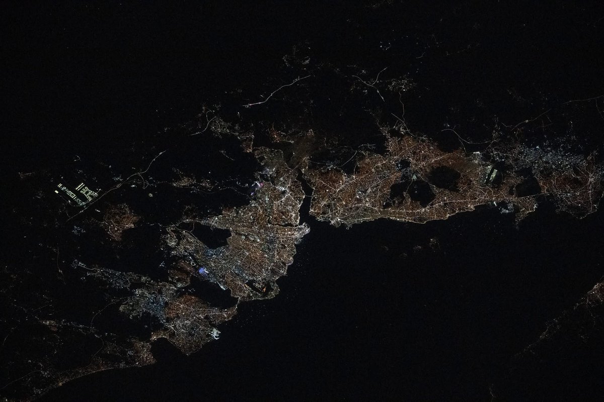 Tangocharliejui's tweet photo. LED aydınlatmaya geçişin İstanbul geceleri üzerindeki etkisi.

2012-2025 https://t.co/d3ExulS5x0
