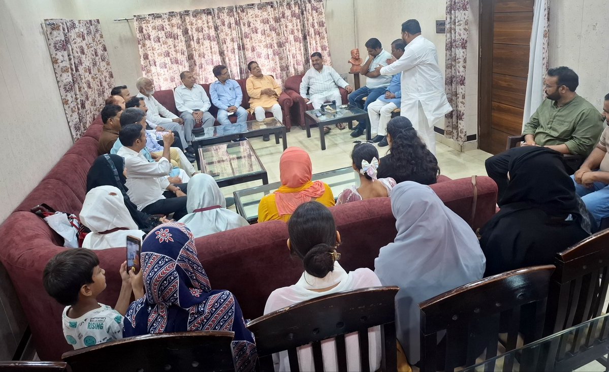 SinghArvindGope's tweet photo. बाराबंकी,शिक्षक दिवस के पावन अवसर पर समाजसेवी संस्था कारवाने इंसानियत के अध्यक्ष तारिक जिलानी जी द्वारा सिविल लाइन आवास पर आयोजित शिक्षक सम्मान कार्यक्रम मे शिक्षकों को प्रतीक चिन्ह भेंट कर सम्मानित कर आवास पर पधारे सभी गुरुजनों को शिक्षक दिवस की बधाई शुभकामनाएं प्रेषित कर उनके द्वारा व्यक्ति एवं समाज निर्माण में दिए जा रहे योगदान की सराहना की।