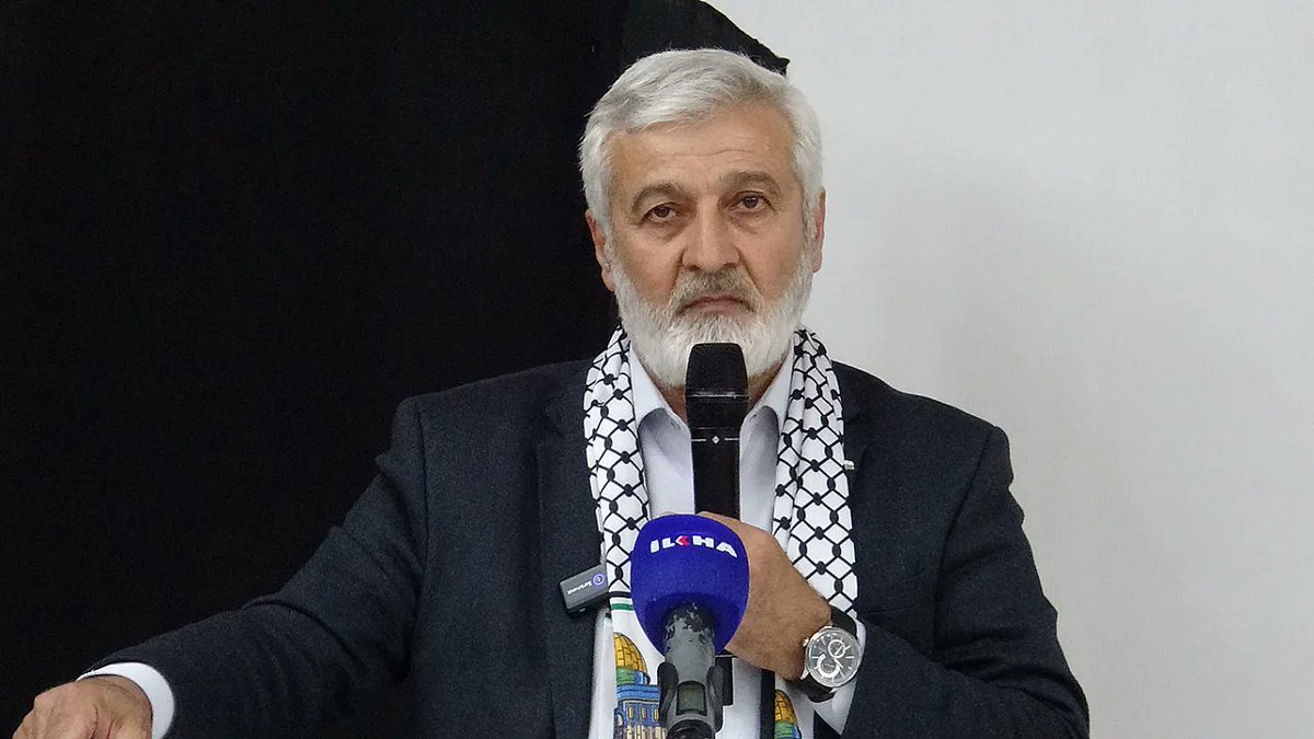 mahfildijital's tweet photo. 🔴 Prof. Abdurrahman Ateş:

Boykota uymamak basit bir vebal değil arkadaşlar. Bir Yahudi'den, Hristiyan'dan ya da Budist'ten alışveriş meselesi değil. Mesele zalime katkı sunup sunmama meselesi.

Camilerde boykotla ilgili ciddi bir çağrı yok. Her cuma hutbenin sonunda "Kur'an kursları için yardım toplanacaktır" gibi duyurular yapılıyor ama boykotla ilgili tek cümle söylenmiyor.

Benim önerim basit. Her hutbenin sonunda şu söylensin mesela. "Zalimlere destek veren ürünleri satın almayın. Zalime destek olmak zulümdür."

Uçuk bir şey istemiyorum. Basit ama etkili bir adım bu.