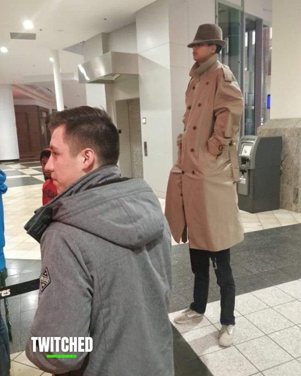 TwitchedNews's tweet photo. 🧥🎩🎬 INSOLITE || Des enfants se déguisent en un seul adulte, trench-coat et chapeau compris, pour tenter de n’acheter qu’un seul billet de cinéma. 

Le stratagème, classique des dessins animés, a été tenté dans le hall d’un complexe. https://t.co/i2zYMok8bd