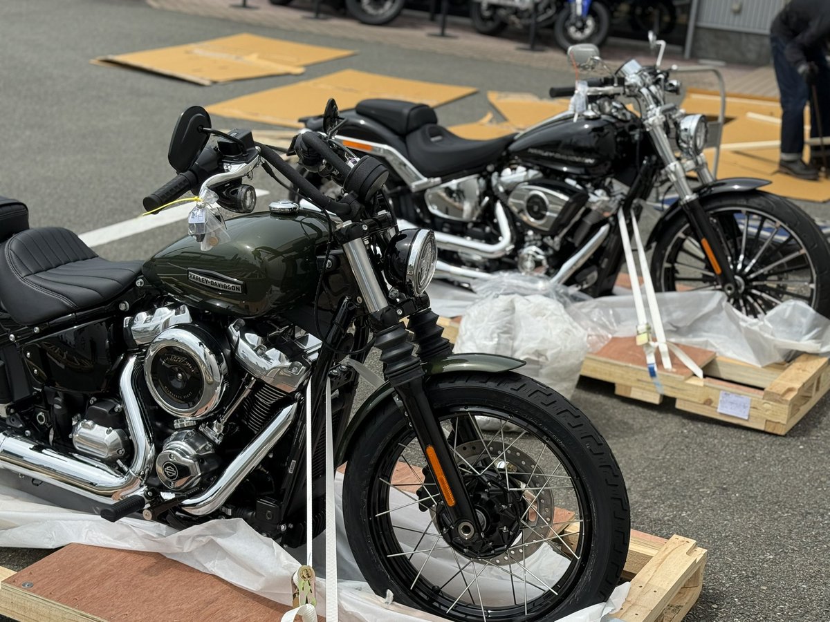 hdtokushima's tweet photo. 今日は新車2台入荷!
今回入荷のこのカラーは、当店初の入荷!
#オリーブスチールメタリック の #ストリートボブ(#FXBB)。
ストリートボブにマッチしたいい感じのカラーで新鮮です。
もう1台は、大人気車 #ブレイクアウト(#FXBR)。
この車両は新しい試乗車として登録予定です。 https://t.co/3QXbf2gmAh