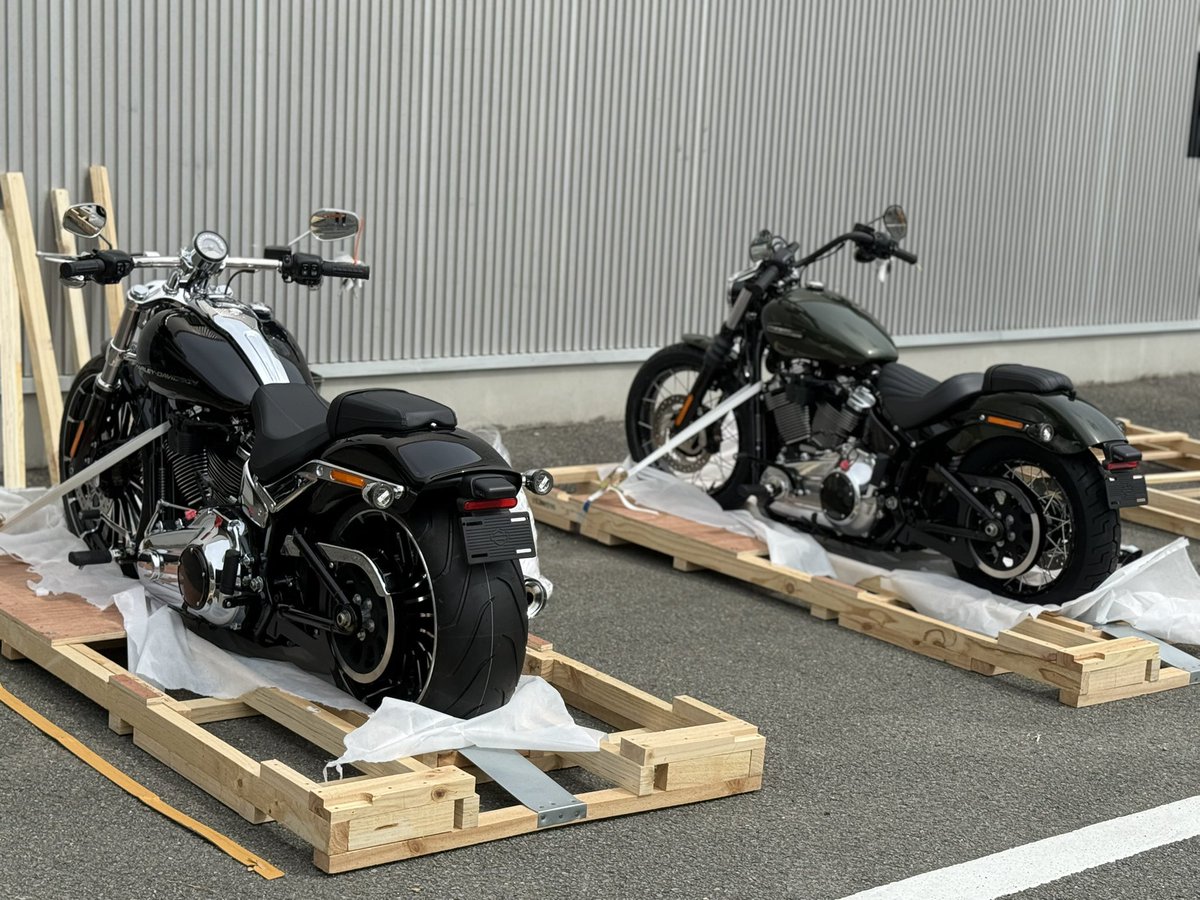 hdtokushima's tweet photo. 今日は新車2台入荷!
今回入荷のこのカラーは、当店初の入荷!
#オリーブスチールメタリック の #ストリートボブ(#FXBB)。
ストリートボブにマッチしたいい感じのカラーで新鮮です。
もう1台は、大人気車 #ブレイクアウト(#FXBR)。
この車両は新しい試乗車として登録予定です。 https://t.co/3QXbf2gmAh