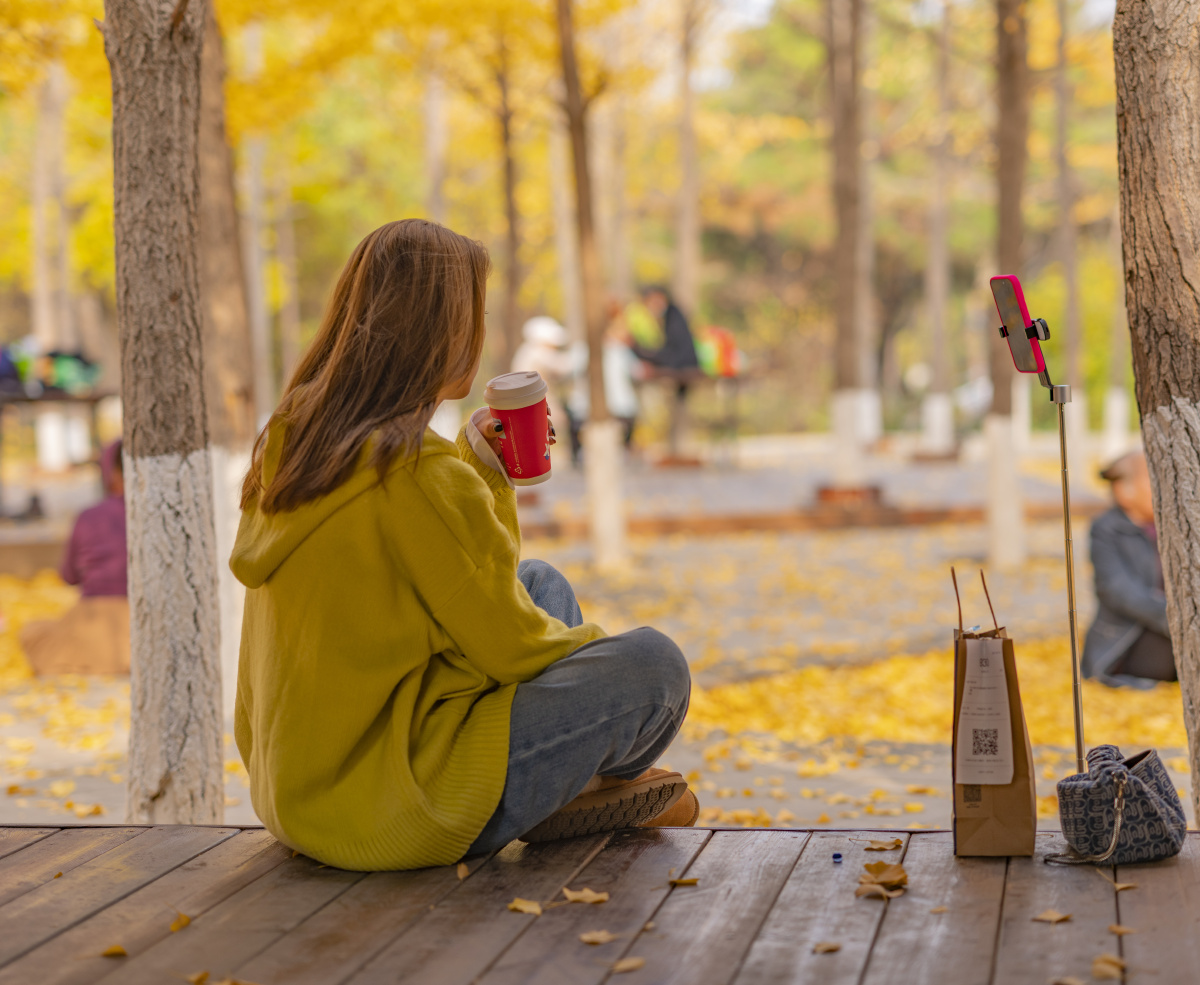 HamzaCelikvvwc's tweet photo. Perfect autumn morning vibe  Warm latte in hand, golden leaves crunching underfoot—first crisp day of the season has me smiling big! https://t.co/b3KIea9e7A