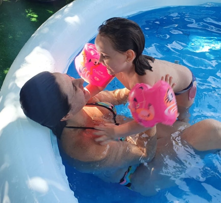 EvaRozG's tweet photo. Echo de menos los bracitos de mi niña rodeándome las piernas; nuestras conversaciones; los gritos con sus hermanos; las tardes de juego; sus risas; sus ideas locas; las historias que me contaba al salir del cole y millones de cosas más. Mientras no me queda más remedio que vivir con este dolor y llevar un día a día de la mejor manera posible, tengo que aguantar que año tras año el alcalde de Mislata, @CarlosFBielsa, presuma y saque pecho de tener las fiestas más seguras de la historia, de anunciar que va él mismo en persona a revisar el recinto (como si eso fuese algo inédito y hubiese que aplaudirle por ello). Año tras año te hago la misma pregunta: ¿¿por qué no hiciste lo mismo con la feria de Navidad de 2021-2022?? Dos niñas maravillosas podrían disfrutar hoy en día de esas fiestas super seguras que organizas, pero no tuvieron tanta suerte, porque sabes de sobra que ellas son el motivo de que ahora hagas las cosas con cautela. La justicia habrá liberado a tu ayuntamiento de toda culpa, pero espero que vuestras conciencias no lo hagan nunca. El nombre de mi hija siempre os perseguirá. VERA.
#SonrisaVera