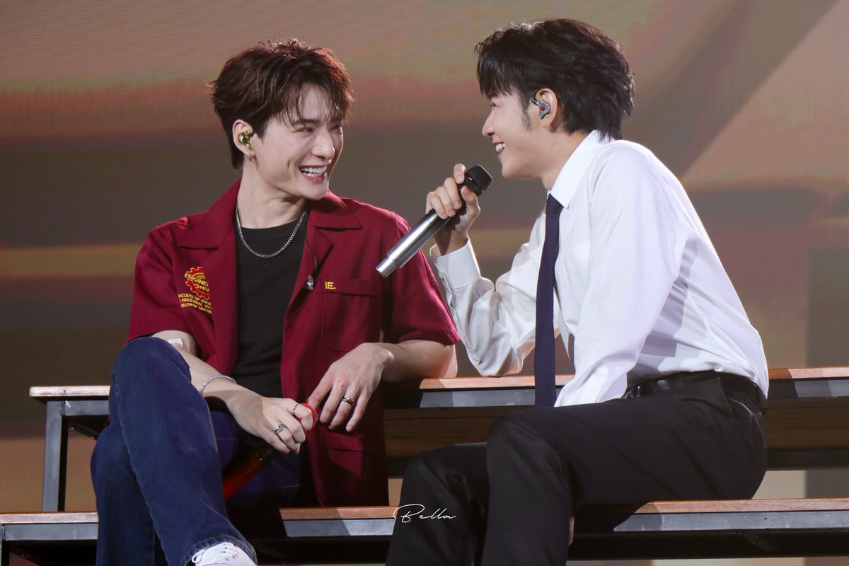 NaruemonBell's tweet photo. ดูเค้าจีบกัน น่ารักมากเลย🥴🥰

#SOTUS10thYearConcertD2
#คริสสิงโต https://t.co/gzEGvrEiEF