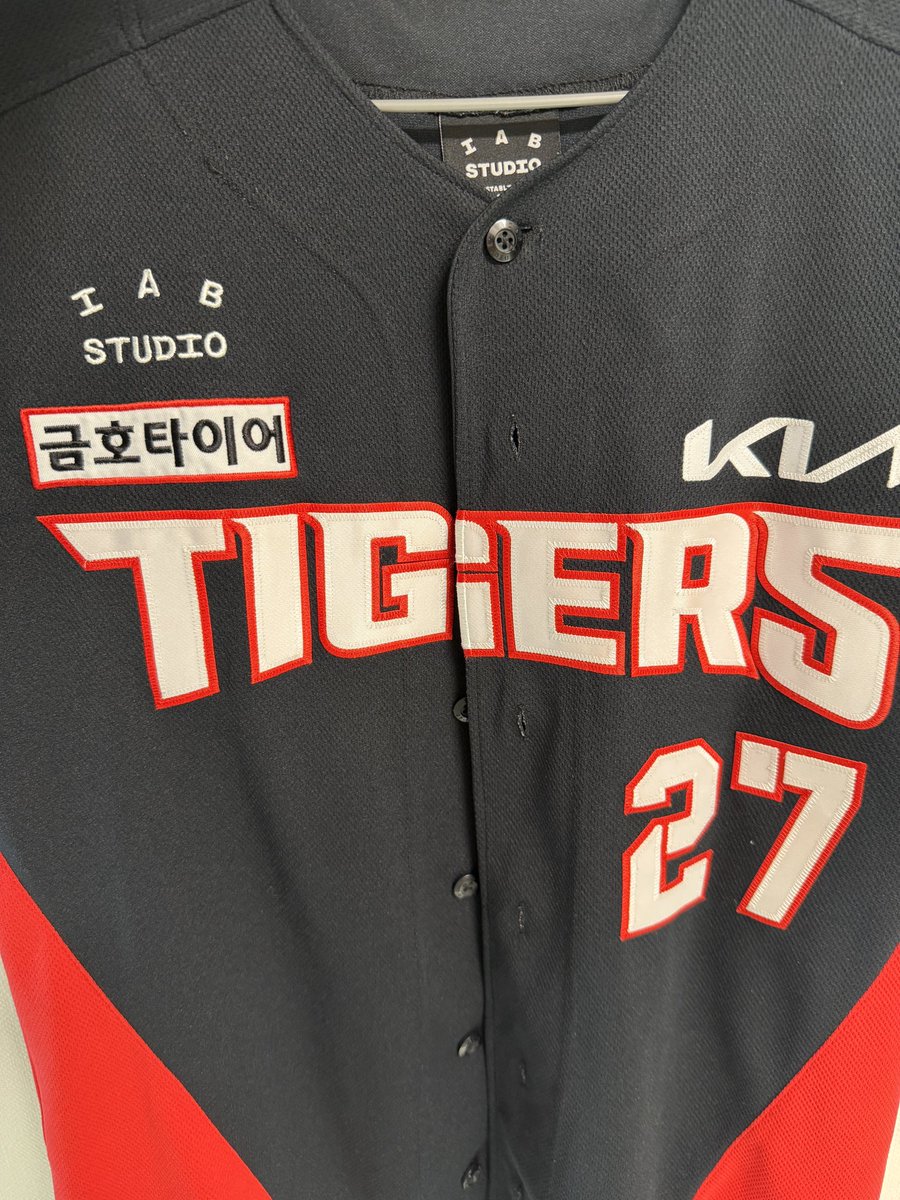 dduuii_nct's tweet photo. 일이칠 여러분.....드코 블랙앤 레드인 옷이 이것밖에 없는데.......

(정치적 오해는 안 받겠네) https://t.co/RMA5Hnpcud