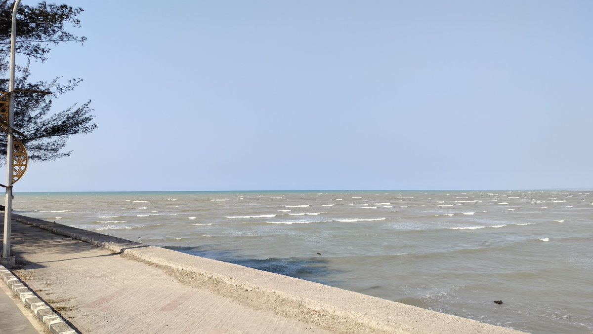 udinwidarso's tweet photo. Paling asyik main ke pantai. Kali ini aku main ke pantai Boom, Tuban. Anginnya sejuk banget gaiss. https://t.co/nWBJZNNCAy