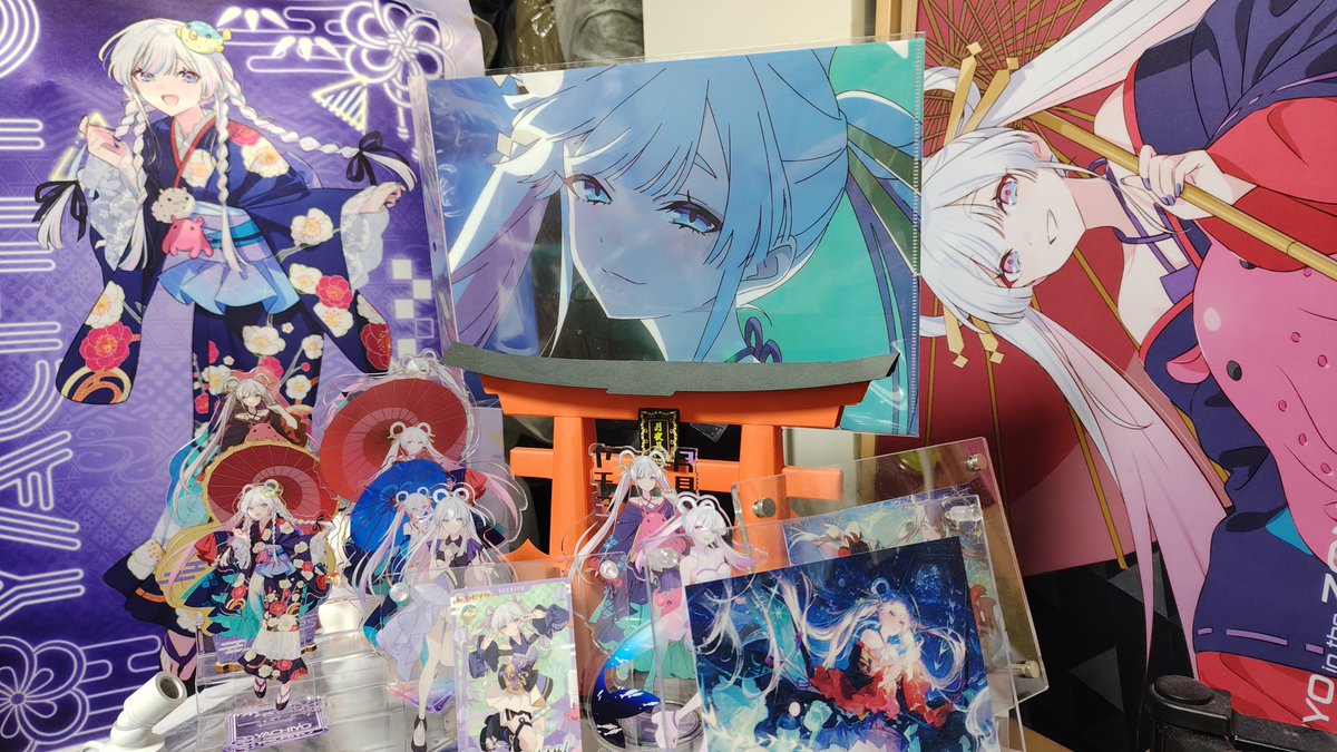 2DCAT1's tweet photo. 渋谷IPで購入したヤチヨのタペストリーを早速並べました。
背景がヤッチョまみれで美しい。
ファンの部屋とはこうでなくてはネ。
#超かぐや姫 https://t.co/iBGbvTxjBy