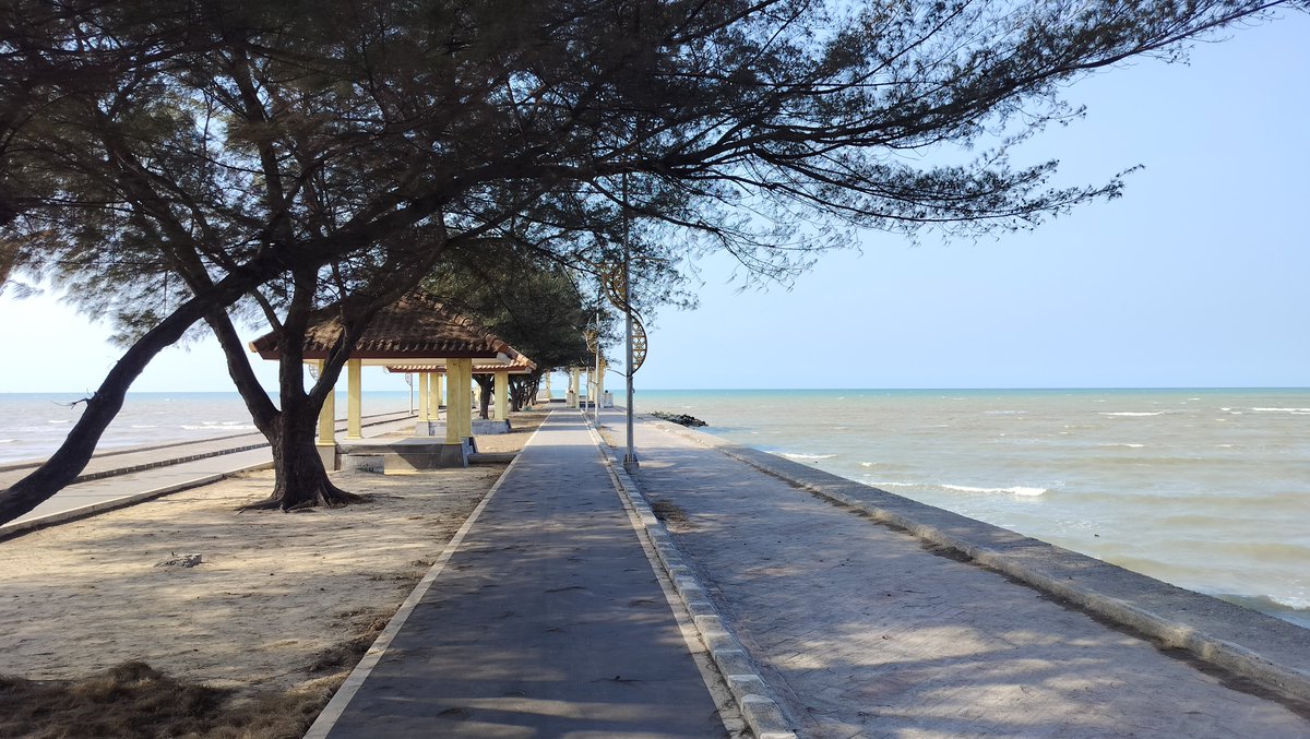udinwidarso's tweet photo. Paling asyik main ke pantai. Kali ini aku main ke pantai Boom, Tuban. Anginnya sejuk banget gaiss. https://t.co/nWBJZNNCAy