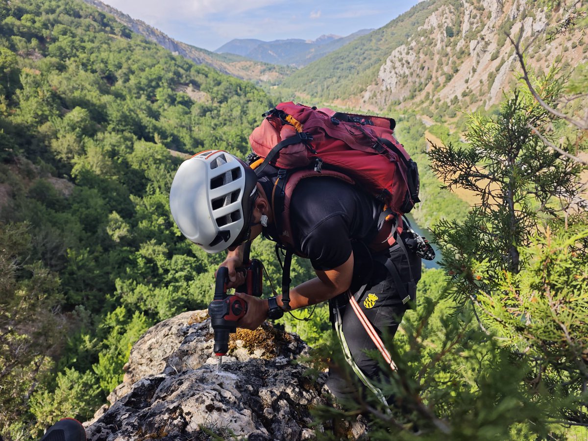 UMEgob's tweet photo. 🏔️ Detrás de cada intervención hay horas de entrenamiento, esfuerzo y trabajo en equipo.

Nuestros militares perfeccionan capacidades de progresión y rescate en montaña mediante un exigente adiestramiento, mejorando sus procedimientos y capacidades en terrenos de difícil acceso. https://t.co/d9tX9xwSXi