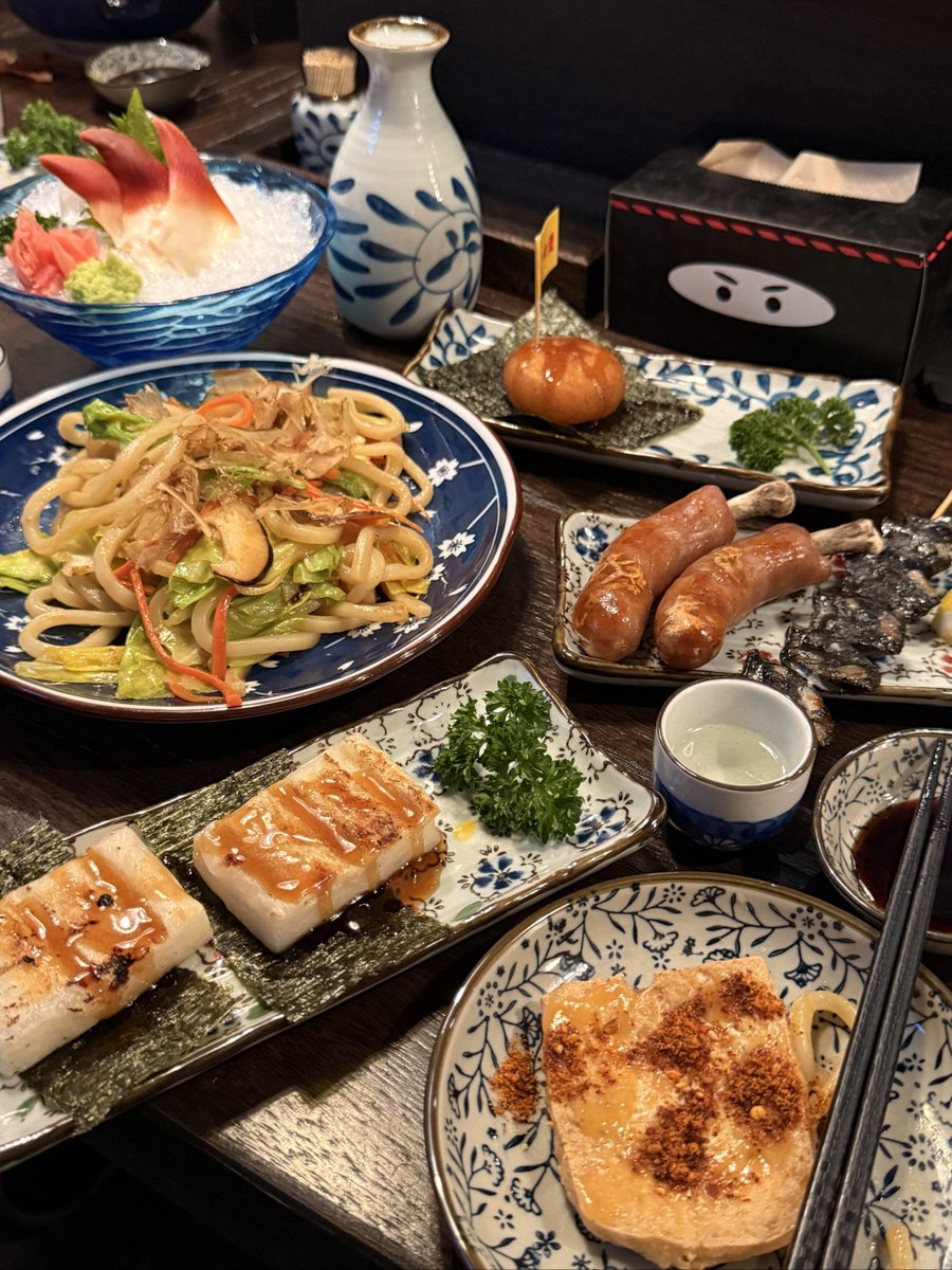 posyz310565's tweet photo. Late-night warm bite was just served—steaming pork dumplings and hot sake, the quiet only broken by chopsticks tapping gently. Perfect end for a long day. https://t.co/Gqgju4ljhp