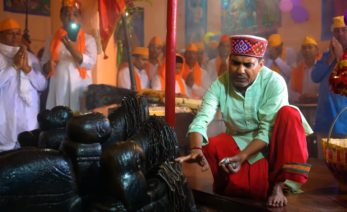 gazwa_e_bhindi's tweet photo. Gugga mandir Saloh

Very fine vernacular deity images. One can find images of local Siddha etc in this form

Guggdi mata, Gorakhnath, Gugga pir ,Kaliveer n Sheshnag

Nar Singh image also present in premises. There is a famous Gugga temple in Galore https://t.co/UdBiqiIEH8