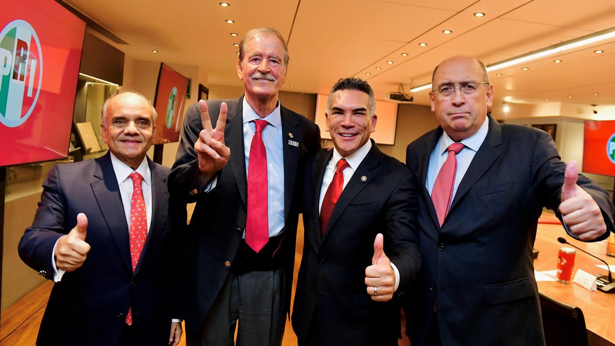 ElPoderMx's tweet photo. @VicenteFoxQue  se reúne con la cúpula del @PRI_Nacional , 26 años después de sacarlo del poder. "Hay experiencia, ideas y distintas visiones que pueden aportar al país", dijo @AlitoMorenoc  tras el encuentro. Mira la nota 👉 https://t.co/2WcN1HfDkl https://t.co/4kB157H6VD