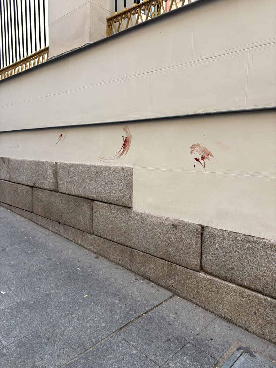 flanagrama's tweet photo. Despertarse en Madrid y lo que te encuentras al salir del portal. Esta guapo lo de vivir en Bogotá https://t.co/DTKrg2ob98