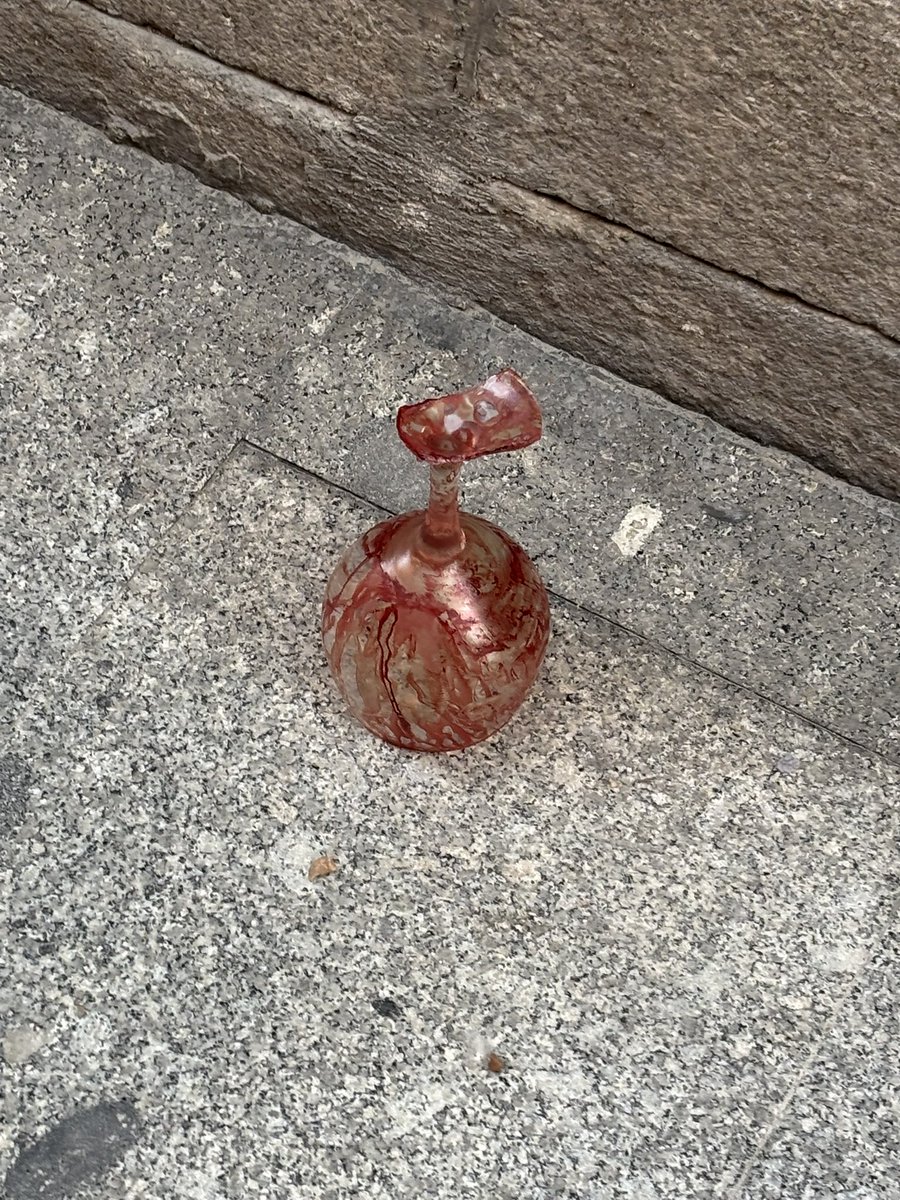 flanagrama's tweet photo. Despertarse en Madrid y lo que te encuentras al salir del portal. Esta guapo lo de vivir en Bogotá https://t.co/DTKrg2ob98