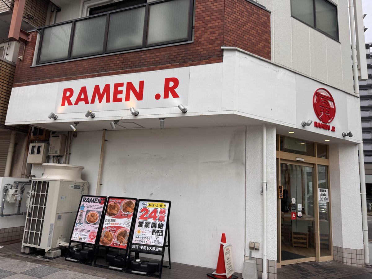 oudoutenjinya's tweet photo. 先日、自分のお店でお客様のフリしてカウンターで食べてたら隣の席のフォロワー様にお声をかけていただきまして、なんとラーメン屋さんを近くでされてるとの事だったので伺ってきました！

RAMEN .R 難波店さん
めちゃくちゃ美味しかったです！
二郎系ラーメンの食べた後の達成感って何故か幸せな気持ちになりますよね🎵
本日3杯目のラーメンだったけどスルッといただけました(⍢)
二郎系、家系、美味しいラーメンが関西で増えていくと幸せ

「また伺いますね！」と社交辞令ではなく
本当に行ってしまう男でごめんなさい