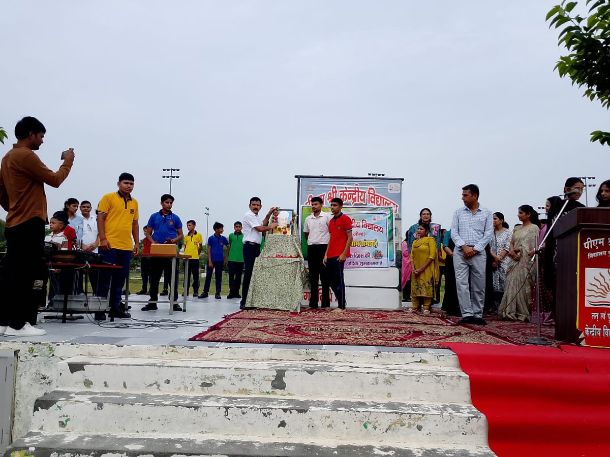 BudayanKv's tweet photo. शिक्षक दिवस एवं सामुदायिक भोजन

विद्यालय में शिक्षक दिवस हर्षोल्लास से मनाया गया। विद्यार्थियों ने शिक्षकों के प्रति सम्मान और आभार व्यक्त किया। इसके साथ सामुदायिक भोजन का आयोजन किया गया, जिसमें सभी ने मिल-जुलकर भोजन किया। https://t.co/EI8PAaZxI6
