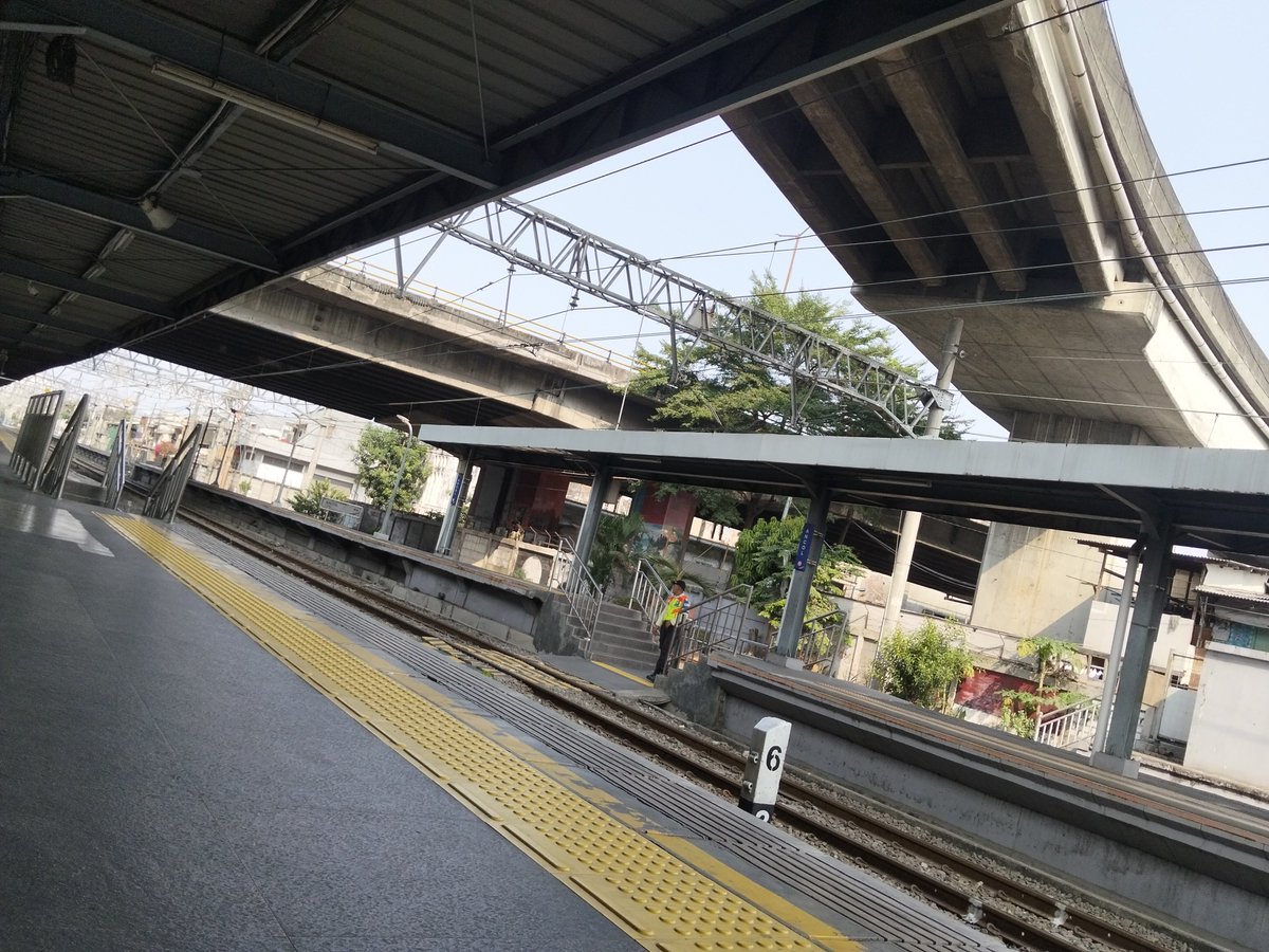 Noxeun's tweet photo. Ancol train station https://t.co/TiOPLsRryD
