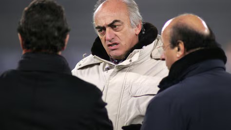 ZZiliani's tweet photo. Quando Giraudo e Moggi andavano a cena da Pairetto e Bergamo, la moglie di big Luciano raccomandava di portare dei panettoni e lui ridendo diceva: “Non ti preoccupà, gli diamo altra roba”
L’uscita dal sarcofago di Antonio Giraudo a 20 anni dalla sua radiazione coi media italioti tutti stesi a zerbino e incapaci del minimo contraddittorio merita un controcanto: a fornircelo sono le carte di Calciopoli che ci raccontano chi fosse davvero l'allora Ad della Juventus e cosa combinasse in combutta col suo pitbull Luciano

“Se Agnelli fosse stato vivo i giudici non avrebbero indagato su Calciopoli”.

(Antonio Giraudo)

Sono stato a lungo in dubbio se riprendere e commentare l’intervista rilasciata due giorni fa a “La Stampa” da Antonio Giraudo, il dirigente della Juventus radiato nel 2006 assieme a Moggi per lo scandalo di Calciopoli, magari facendo le pulci alle sue parole e contestando uno ad una tutti i suoi deliri e le sue ricostruzioni. Poi ho pensato che era tempo perso; e che il modo migliore per ricordare a tutti chi fosse l’allora amministratore delegato della Juventus a chi nel 2006 c’era ma ha dimenticato e a chi non c’era o era troppo giovane per ricordare, fosse quello semplice e inattaccabile di andare a rileggere, riproponendole, le pagine dell’informativa dei carabinieri di Roma che per conto della Procura di Napoli indagarono e intercettarono il Gatto e la Volpe della Real Casa, per l’appunto Giraudo e Moggi, pubblicandone qualche pagina a caso tra le decine, anzi le centinaia loro dedicate. Chi avesse la bontà, oltre che il tempo, di mettersi a leggerle, converrà con me che ogni ulteriore commento sarebbe superfluo. Le ardite gesta dell’Ad juventino e del suo pitbull si commentano da sole.

Solo per puntualizzare, visto che non c’è un cane che ridando spazio e visibilità a Giraudo si sia premurato di dire chi fosse e cosa facesse: ecco a voi uno stralcio dell’Odissea juventina con due Ulisse al posto di uno integralmente tratto da “Il Libro nero del calcio, 2” pubblicato nell’estate 2006 da L’Espresso. Buona lettura.

IL RUOLO DI ANTONIO GIRAUDO NEL CONTESTO ASSOCIATIVO

L’importanza del ruolo rivestito da Antonio GIRAUDO nell’ambito dell’organizzazione moggiana emerge in occasione degli avvenimenti vitali per l’attività del gruppo, come gli appuntamenti “conviviali” organizzati con i vertici del settore arbitrale lo scorso dicembre, ampiamente documentati nell’informativa del 19 aprile u.s..

Tali incontri sono stati organizzati a casa di Pierluigi PAIRETTO il 2 e il 21 dicembre scorsi, luogo ritenuto sicuro, oculatamente prescelto per essere al riparo da occhi indiscreti dal momento della incompatibilità funzionale tra i partecipanti, allo stesso tempo appuntamenti delicati per gli importanti riflessi sulla realizzazione degli scopi e quindi sulla stessa vita associativa, pertanto richiedenti l’intervento dei massimi esponenti dell’organizzazione.

Il commento che il presidente dell’AIA ed il designatore PAIRETTO fanno la mattina subito dopo l’incontro della sera del 21 dicembre, dove hanno preso parte Luciano MOGGI e Antonio GIRAUDO, rende perfettamente il quadro delle relazioni associative esistenti, allorché PAIRETTO riferisce con soddisfazione a LANESE “... infatti.. si possa pensare di lavorare bene...”, il quale, a conferma dei buoni risultati e della continuità del vincolo esistente, esclama “...si...si...si! ...siamo rimasti che a metà gennaio, fine gennaio ci vediamo di nuovo! Così facciamo un cek!...”; ma ciò che fa trasparire l’effettivo spessore di quello che è stato raggiunto tra i conviviali è mirabilmente evidenziato da LANESE, a dimostrazione del motivo tutt’altro che mondano della serata “... va bene Gigi! Noi siamo al caldo!...” (vds prog. 30721 utenza 335/75... - LANESE Tullio).

Tali avvenimenti, dunque, si rivelano un’importante occasione per discutere al vertice - con assoluta tranquillità - così come poi emergerà anche nel successivo incontro al quale mancherà LANESE - degli interessi e degli obiettivi sui quali si fonda il pactum della compagine creata da Luciano MOGGI.

Infatti, il 1° dicembre u.s. alle ore 20,25 (vds prog. 6014 utenza 33564... - BERGAMO Paolo) viene intercettata una conversazione tra Maria Grazia FAZI e Paolo BERGAMO dalla quale emerge il motivo reale di tale occasione, allorché la donna chiede a BERGAMO “...GIGI non t’ha detto niente su che verte domani sera... su che verterà l’incontro eh ?...”.

La serata del 2 dicembre si scopre anche come il momento per omaggiare in via immediata i due designatori di lauti doni, come si evince da una risposta fornita dal MOGGI alla moglie che vuole portare dei panettoni. “..no...no... (ride) ...gli diamo altra roba, non ti preoccupà !... non ti preoccupà!” ... ed ancora sempre il MOGGI ...loro più che panettoni...loro...ehm...”, interrompendo la frase con un eloquente silenzio.

In seguito, si aggiungono numerosi incontri a cena che periodicamente GIRAUDO intrattiene unitamente a MOGGI, sempre a casa di PAIRETTO, ai quali partecipa anche LANESE, appuntamenti questi che vengono ricostruiti nella sezione del presente elaborato dedicata al presidente dell’A.I.A.

E’ da segnalare altresì l’incontro a Livorno tenutosi lo scorso 21 maggio tra il citato management torinese, MAZZINI e BERGAMO per fare un punto della situazione del gruppo ed elaborare, inoltre, le opportune strategie e le misure da adottare a sostegno del designatore contro eventuali minacce di rimozione dall’incarico, avvenimento anche questo ricostruito nell’apposita sezione del presente elaborato riguardo alla frode sportiva.

Le questioni importanti, gli eventi decisivi che riguardano la vita associativa, dunque, forniscono ulteriore spunto per tracciare il profilo - di massimo rilievo - ricoperto da Antonio GIRAUDO nell’ambio dell’assetto associativo.

Tale assunto trova ampia dimostrazione proprio in merito alle preziose informazioni che Luciano MOGGI assume dalla sua fitta rete di connivenze nell’apparato della sicurezza pubblica, allorché il capitano della GdF LASCO - nell’incontro fugace ma assai proficuo che hanno il 29 dicembre u.s. presso un autogrill del GRA - gli riferisce sullo stato dell’indagini della Procura capitolina in merito all’inchiesta sulle plusvalenze, vicenda anche questa già segnalata nella nota del 19 aprile u.s..

Nella circostanza in esame, dopo l’incontro MOGGI riferisce subito l’esito della conversazione riservata avuta con LASCO al suo correo GIRAUDO, ciò a riprova dell’esatta conoscenza che questi ha delle mosse e dei contatti dall’interlocuotore, il quale lo tranquillizza che è stata solo una trasmissione di atti e che "per il momento non c’è nulla di rilevante. “... Non c’è niente! E’ solo una formalità”.

Il 24 marzo u.s., alle ore 09.44 (vds prog. 38690 - utenza 335/54... in uso a Luciano MOGGI), GIRAUDO chiama MOGGI ed appreso che questi si trovasse già fuori sede, lo informa di essere stato contattato dall’avv. CHIAPPERO “..eh, si perché mi ha chiamato CHIAPPERO...” ed in modo ermetico ma esaustivo a dimostrazione della perfetta corrispondenza esistente tra loro ma soprattutto della riservatezza che richiede l’argomento, aggiunge “...sai che ogni tanto vengono a trovarci quei nostri due amici?...i due amici che avevi visto anche una volta allo stadio? Eh?..ehm...”, entrando, poi, nel vivo della questione: “...e lui non ha buone notizie!... ed allora bisognava vedere un po’ un momento... è un discorso di un maresciallo, insomma!...”, invitando l’interlocutore a mettersi in contatto con l’avv. CHIAPPERO.

La portata delle azioni a tutela dagli attacchi esterni, come il caso delle dichiarazioni di ZEMAN riportate dalla ștampa, mette ancora una volta in evidenza il ruolo di Antonio GIRAUDO all’interno del gruppo creato da MOGGI. Nella circostanza, infatti, il predetto riferisce a MOGGI di dover ricorrere ad un’azione drastica per punire il citato allenatore per le sue esternazioni, come la sottrazione di giocatori importanti della squadra allenata dallo stesso, attraverso basse quanto occulte manovre.

Lo scorso 22 dicembre, infatti, alle ore 12.36 (vds prog. 13948 utenza 335/54... in uso a Luciano MOGGI) GIRAUDO a seguito di un articolo comparso sul “Corriere dello Sport” riportante le dichiarazioni di ZEMAN chiama MOGGI manifestando tutto il suo disappunto ... porca p... ragazzi! Sul Corriere dello Sport!...” soprattutto per il fatto che “...quelle cose che tu mi dicevi, che erano mai venute fuori se non così a... io l’avevo visto in televisione ma... qui ci castigano perché ZEMAN... la Juve qui...si...si ha cominciato, due fuori gioco, no, alla Juventus qui...”.

Il presidente juventino indica chiaramente a MOGGI la ferma condotta da tenere nei confronti di ZEMAN per punirlo “...bisogna...bisogna fargli qualcosa, non so un sistema...peccato che...bisogna dargli una legnata! Perché tanto, se gli fai una urlata, come io gli ho fatto 2-3 volte, non servono ad un c... bisogna prendere le emorragie dandogli un danno a questo qua! Inventandoci qualcosa! Portandogli via un giocatore, trovargli qualche...”

Lo stesso giorno, alle successive ore 17.48, (vds prog. 14280 - utenza 335/54... in uso a Luciano MOGGI) GIRAUDO chiama nuovamente MOGGI con il quale torna di nuovo sull’argomento ZEMAN e nuovamente indica all’interlocutore la durezza della linea che dovranno adottare nei confronti del citato allenatore, ribadendo più volte il concetto che, tra l’altro, evidenzia altresì la scorrettezza dei sistemi concorrenziali che vengono intrapresi “...più che parlare bisognerebbe pigliare l’elenco dei giocatori, pigliargliene uno e portarglielo via!...puoi pigliare BOJINOV, fargli offrire da qualcuno 3 milioni di euro, subito! Bisogna rompergli i coglioni bene!... perché se lui gli ha fatto il contratto... se ti liberi ti diamo cinque milioni di Euro all’anno, insomma delle cose che bisogna spaccargli il culo bene”.

E’ ancora la questione dell’allenatore ZEMAN che, in seguito, offre ulteriori e importanti contribuiti che mettono in luce la continuità dei metodi e degli strumenti adoperati dal gruppo per il raggiungimento degli obiettivi, come l’acquisizione e l’uso di dossier, per provocare la pubblica denigrazione, dunque, attraverso la divulgazione di carte scomode, a danno di chi si frappone al gruppo, ostacolandone o minacciandone gli interessi.

Infatti, il 18 marzo u.s., alle ore 15.41 (vds prog. 36896 - utenza 335/54... in uso a Luciano MOGGI) l’avv. TROFINO in un colloquio telefonico con MOGGI annuncia a questi “… senti ti volevo dì, ti porto un bel regalo, eh? Ti faccio un bel https://t.co/BBfhPzqUtB ZEMAN...che ne diresti se lui ha partecipato ad un tentativo di truffa per un certo giocatore DUBROVNIC... DOBROVIC che d’accordo con il suo procuratore l’ha rifilato ad ALIBERTI per un miliardo ed otto ed invece era a parametro zero...”, tanto che l’interlocutore subito esclama “...ma questa...questa bisogna darla alla stampa, allora eh!...”. Il TROFINO, dunque, aggiunge “... eh... eh... ehm... io adesso... io stasera se c’ho tempo vado a Salerno a prendermi il verbale che mi dà questo avvocato amico mio!... eh... eh davanti a 7 persone il procuratore CANNELLA, questo ex direttore sportivo ha detto: se mi chiama anche la Procura della Repubblica lo dico quello che volevate combinare, lo dico a tutti! Il fatto è questo, questo e questo!...”.

Nel sottolineare l’impegno ad acquisire le carte “... comunque me lo vado a prendere così poi...” l’avv. TROFINO chiede un incontro di persona con l’interlocutore e GIRAUDO: “...dobbiamo vederci 10 minuti io, tu ed ANTONIO, poi calcola!”.

Anche le vitali questioni inerenti il settore arbitrale e le correlazioni con i suoi esponenti forniscono ulteriori elementi che rilevano la posizione di GIRAUDO nell’ambito delle scelte associative, come evidenziano le conversazioni appresso indicate. In particolare, emerge la sintonia strategica del predetto con MOGGI sul consolidare lo spogliatoio ma soprattutto di ravvivare la corrispondenza con il mondo arbitrale, poiché avvertono una descalation dell’apporto proveniente dagli “amici”, a sottolineare ancor più l’esistenza di una continuata connivenza di quell’ambiente che ad un tratto è ritenuta non rispondente ai normali standard, per procedere spediti alla vittoria del campionato.

L’organica e continuata appartenenza al vertice dell’organizzazione moggiana da parte di GIRAUDO è altresì evidenziata dai contatti che egli in questo senso intrattiene con MAZZINI. Infatti il dirigente juventino nella conversazione intercettata lo scorso 22 aprile e di seguito riportata, facendo riferimento all’esito negativo dell’ultima gara disputata con l’INTER due giorni prima (32a giornata di campionato) che ha visto la squadra bianconera soccombere per una rete a zero, fa subito accenno alle composizioni arbitrali. Il predetto, in particolare, manifesta la delusione che - si badi bene, per la prima volta, ciò a evidenziare dunque un’antica connivenza - BERGAMO gli aveva provocato per l’invio alla partita del MILAN dei guardalinee BABINI e PUGLISI, risaputamente tendenzialmente rivolti a favore dei rossoneri “...oltretutto devo dirti che per la prima volta in tanti anni ho avuto una delusione dal nostro amico Paolo...perchè mandare... dopo che SHEVCHENKO si lamenta, mandare BABINI e soprattutto PUGLISI al MILAN... no!... come si arrivi non mi è piaciuto ... è stata una cosa che mi ha deluso molto...”.

Nella medesima conversazione il dato che GIRAUDO legge negativamente, viene subito capovolto da MAZZINI, il quale al fine di esaltare le capacità e soprattutto la potenza del gruppo, rimembra all’interlocutore il lavoro “eccezionale” fatto da BERGAMO per la partita SIENA-MILAN (31 giornata di campionato) disputata in data 17 aprile “...però ... però devo dire a Siena il nostro amico è stato eccezionale è!”.

Infatti la composizione arbitrale per quella gara era costituita dall’arbitro COLLINA assistito dai guardalinee FARNETI e BAGLIONI il quale nel corso dell’incontro ha segnalato il fuorigioco di SHEVCHENKO (Milan) che è valso l’annullamento del goal segnato dallo stesso al 10° minuto del primo tempo.

Il 6 febbraio u.s., alle ore 11.05 (vds prog. 31466 utenza 335/54... in uso a Luciano MOGGI) GIRAUDO chiama MOGGI con il quale conviene sul fatto di rinsaldare le fila per procedere spediti verso la vittoria del campionato. Ín particolare, i due sono d’accordo sul consolidare lo spogliatoio ma soprattutto - con chiara allusione al settore arbitrale - di ravvivare la corrispondenza con esso, poiché avvertono una descalation dell’apporto proveniente dagli “amici” a sottolineare ancor più l’esistenza di una continuata connivenza di quell’ambiente “... come anche dobbiamo anche prendere l’altro ambiente e... quelli che sembrano degli amici, ma poi, oramai, non ci danno più niente... è più che palese”. A tal proposito MOGGIespone il concetto di come possa incidere sull’andamento della gara una certa direzione arbitrale, altrimenti è improduttivo e privo di ogni significato il rapporto di appartenenza alla compagine di quell’ambiente “...infatti secondo me non esiste niente che, in pratica possa, possa incidere sull’andamneto della partita, ma quando sei al limite deve essere... deve essere in un’altra maniera perché sennò ognuno si fa la strada sua!...” e proseguendo sul punto il predetto riferisce di aver già affrontato l’argomento con i diretti interessati sulla reciprocità del sostegno che deve esserci con loro “...ma gliel’ho già, gliel’ho già detto … no... perché sai.. aiutarsi… va bene da tutte le parti, ma aiutarsi...”, trovando d’accordo GIRAUDO sul “rimettere a posto i due ambienti, l’ambiente interno e l’ambiente esterno”.

Il dirigente juventino aggiunge da parte sua di aver gia espresso tali concetti a chi doveva, che poi in definitiva costituivano le linee che lo stesso MOGGI aveva illustrato al predetto, a ulteriore riprova della centralità decisionale-strategica di MOGGI all’interno del gruppo “...abbiamo le idee chiare tutti quanti io... su questo… è la cosa, secondo me, basilare. Infatti, ieri sera, io quando so’ arrivato ho... ho richiamato e gli ho espresso questi concetti miei, che in pratica poi sono quelli che mi hai detto”.

Nel corso della conversazione MOGGI esterna un’importante analisi sulla concessione di favoritismi arbitrali al momento ritenuta non all’altezza del normale standard. Il predetto, infatti, reputa che i fischietti fidi, sicuri dell’appoggio proveniente dall’interno del gruppo proprio per la loro cointeressenza, abbiano una cura maggiore per la credibilità dell’ambiente esterno per poter contare in questo modo su di un duplice sostegno. Difatti, il predetto a ciò riconduce il mancato conferimento di favorevoli interventi arbitrali anche di fronte a casi dubbi e quindi facilmente giostrabili “Si, secondo me hanno paura di essere marchiati dopo, così... di essere contro. Va a capire, perché magari poi gli facciam le polemiche, però qui siamo arrivati al punto che nel dubbio ci dan... nel dubbio puoi dare a favore o contro, qui nel dubbio dai sempre contro e questo non va neanche bene perché, giustamente, tu ti vuoi prendere l’interno ma anche l’esterno perché anche quello non va mica bene”.

Il 22 aprile u.s., alle ore 09.36 (vds prog. 6661 - utenza 335/59... in uso a Innocenzo MAZZINI) MAZZINI chiama GIRAUDO e dalla conversazione emerge in modo netto l’organica e continuata appartenenza al vertice dell’organizzazione moggiana. Infatti, l’amministratore delegato juventino facendo riferimento all’esito negativo dell’ultima gara disputata con l’INTER il 20 aprile che, ha visto la squadra bianconera soccombere per una rete a zero, fa subito accenno alle composizioni arbitrali ed in particolare alla delusione che - si badi bene, per la prima volta, ciò a evidenziare dunque, un’antica connivenza - BERGAMO gli aveva provocato una delusione per l’invio alla partita del MILAN dei guardalinee BABINI e PUGLISI, risaputamene tendenzialmente rivolti a favore dei rossoneri “... oltretutto devo dirti che per la prima volta in tanti anni ho avuto una delusione dal nostro amico Paolo eh!... perchè mandare... dopo che SHEVCHENKO si lamenta mandare BABINI e soprattutto PUGLISI al MILAN... no !... come si arrivi non mi è piaciuto!... è stata una cosa che mi ha deluso molto...” GIRAUDO rimarca ancora il comportamento di BERGAMO aggiungendo che la designazione degli assistenti rientra nella diretta competenza decisionale di BERGAMO “perché quella...quella è la cosa che decide lui.. sui sorteggi va bene... questa è una cosa che decide lui”.

A tal punto, MAZZINI al fine di esaltare le capacità e soprattutto la potenza del gruppo, rimembra all’interlocutore l’ottimo lavoro fatto da BERGAMO per la partita SIENA-MILAN appena disputata in data 17 aprile “però... però devo dire a Siena il nostro amico è stato eccezionale eh!...”, infatti la composizione arbitrale per quella gara era costituita dall’arbitro COLLINA assistito dai guardalinee FARNETI e BAGLIONI, il quale ultimo nel corso della gara ha segnalato il fuorigioco di SHEVCHENKO che è valso l’annullamento del goal segnato dallo stesso al 10° minuto del primo tempo. Tale richiamo suscita la soddisfatta conferma di GIRAUDO “Si! No, no io dico è stato eccezionale poi dopo... dopodiché come uno si lamenta voglio dire...”.

Ancora fanno riferimento agli arbitri con MAZZINI che dice “...no più che altro era rimasto invece deluso dal nostro fischietto! ... quello che tu hai detto che è sfortunato...”, alludendo con ogni probabilità a Massimo DE SANTIS in quanto risulta essere l’arbitro dello “sfortunato” incontro che la JUVENTUS ha appena disputato con l’INTER.

Dunque, gli interlocutori cambiano argomento con MAZZINI che sposta la discussione sul doping “...bene ti volevo dire della questione doping che ti riguarda”, aggiungendo poi un’affermazione che mirabilmente evidenzia il comun destino dei due “Però devo dire che ne siamo usciti bene, eh!....”, scatenando l’entusiastica replica dell’interlocutore “...alla grande... alla grande!”.

P.S. Se l’articolo ti è piaciuto e ancora non conosci il mio profilo “Palla Avvelenata” su https://t.co/l4gP5JEXPE  vieni a dargli un’occhiata; e valuta la possibilità di abbonarti (6 euro l'abbonamento mensile, 60 quello annuale) per avere ogni giorno una lettura di qualità e un giornalismo libero e indipendente. “Palla Avvelenata” è un bestseller di Substack con abbonati in USA, Francia, Inghilterra e altri Paesi del mondo