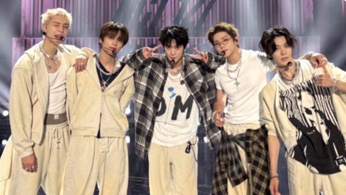 hcmom06's tweet photo. 에스엠 감 ㅈㄴ없네
우주복 비닐자켓말고 로고 박힌 트레이닝셋업이나 엠디로 내지 왜..............이거예쁜데.... https://t.co/ySVtRkFxtS