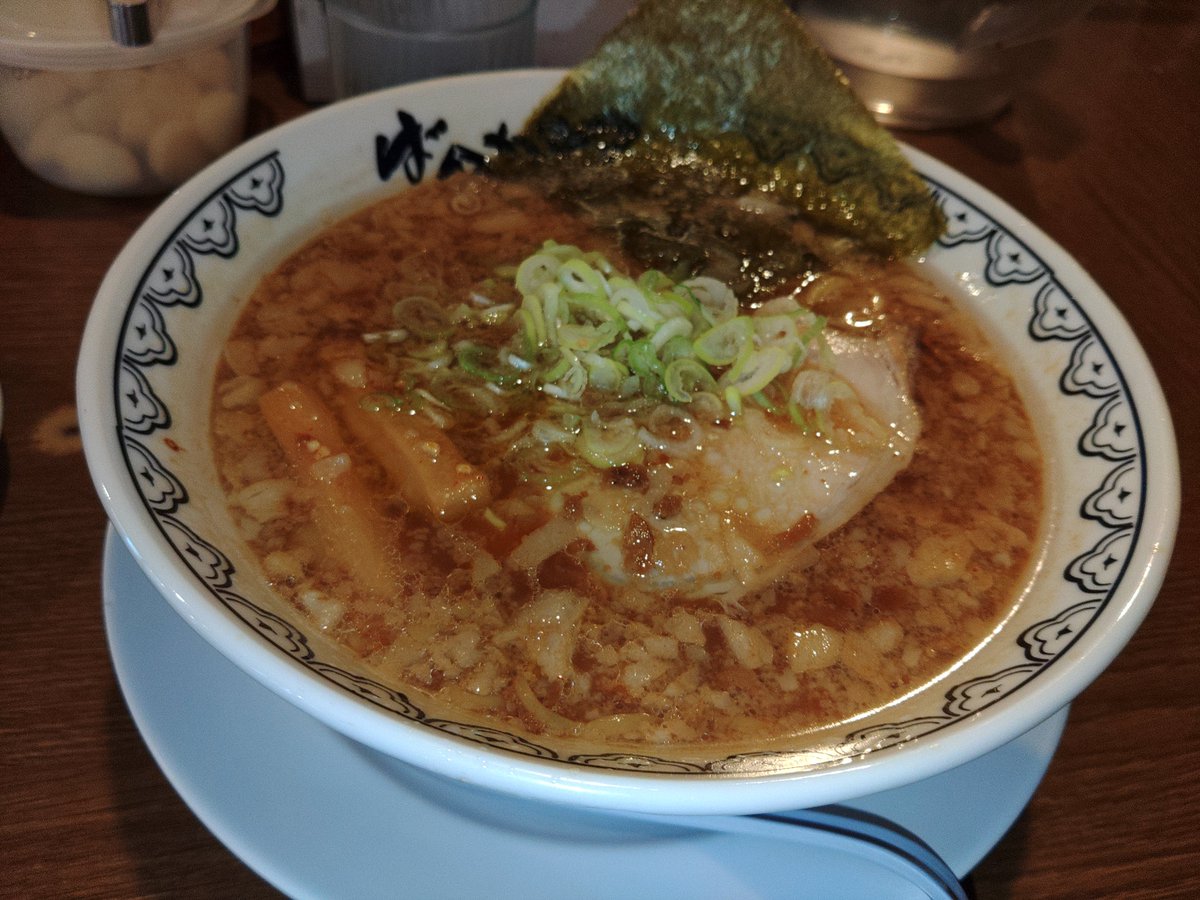 M_K2RG's tweet photo. うまいよ。
茶色だし、チェーン店だし。

この後、むちゃくちゃニンニクいった。
お腹の事は、後の自分に任せたー。 https://t.co/qe7CbQEKc6