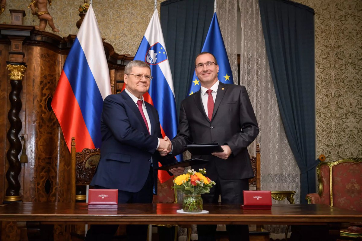 MitjaIrsic's tweet photo. Generalni državni tožilec Šketa je -tik pres invazijo na Ukrajino- odpotoval v takrat že povsem fašistizirano Rusijo in slišali smo, da bo sodelovanje med ruskimi organi (takrat so že močno spominjali na Sturmabteilung) in Slovenijo korak naprej za vladavino prava v obeh državah. https://t.co/QQsWFeKLut