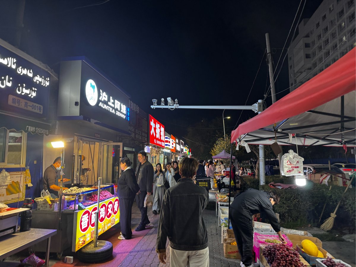 ailyn407920's tweet photo. Autumn breeze carrying the smell of street food, strangers laughing on the sidewalk—just a perfect unplanned moment today.， https://t.co/H0iLHV5tcz