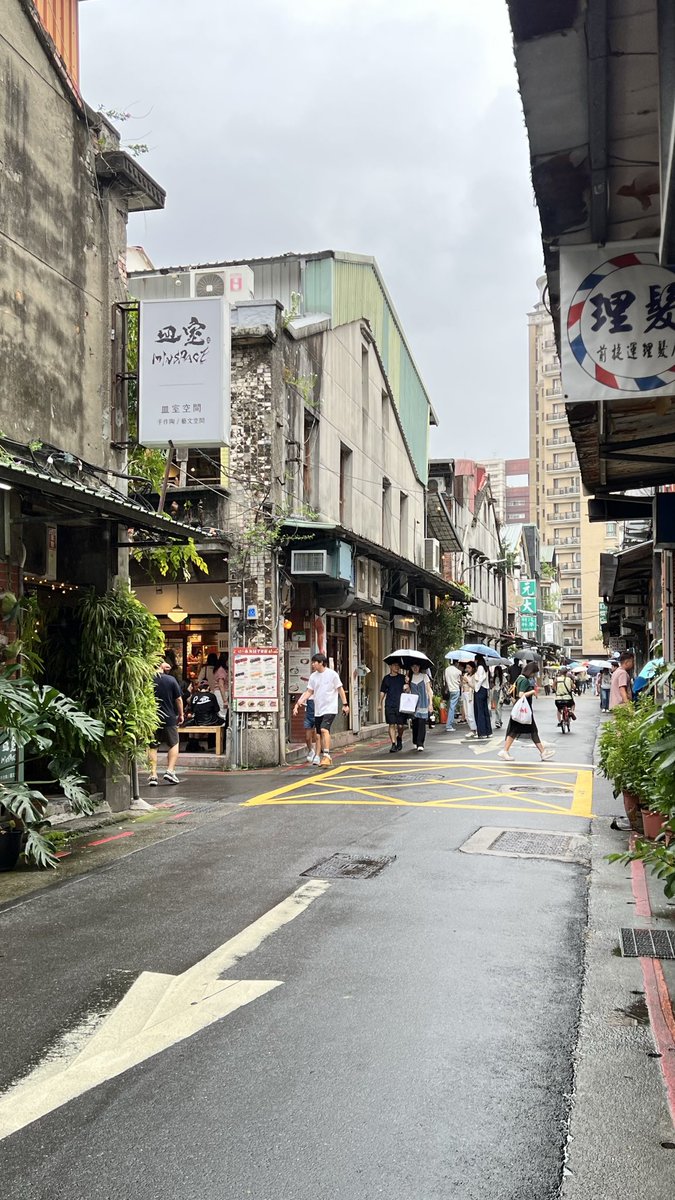 lovebknb623's tweet photo. 聖地巡礼してきました！
店員さんが「これは依与吏さんが持っていたスタッフパスケースです」って言っていました🤭
#backnumberアジアツアー 
#backnumber亞洲巡演 https://t.co/BOe3kftCa9