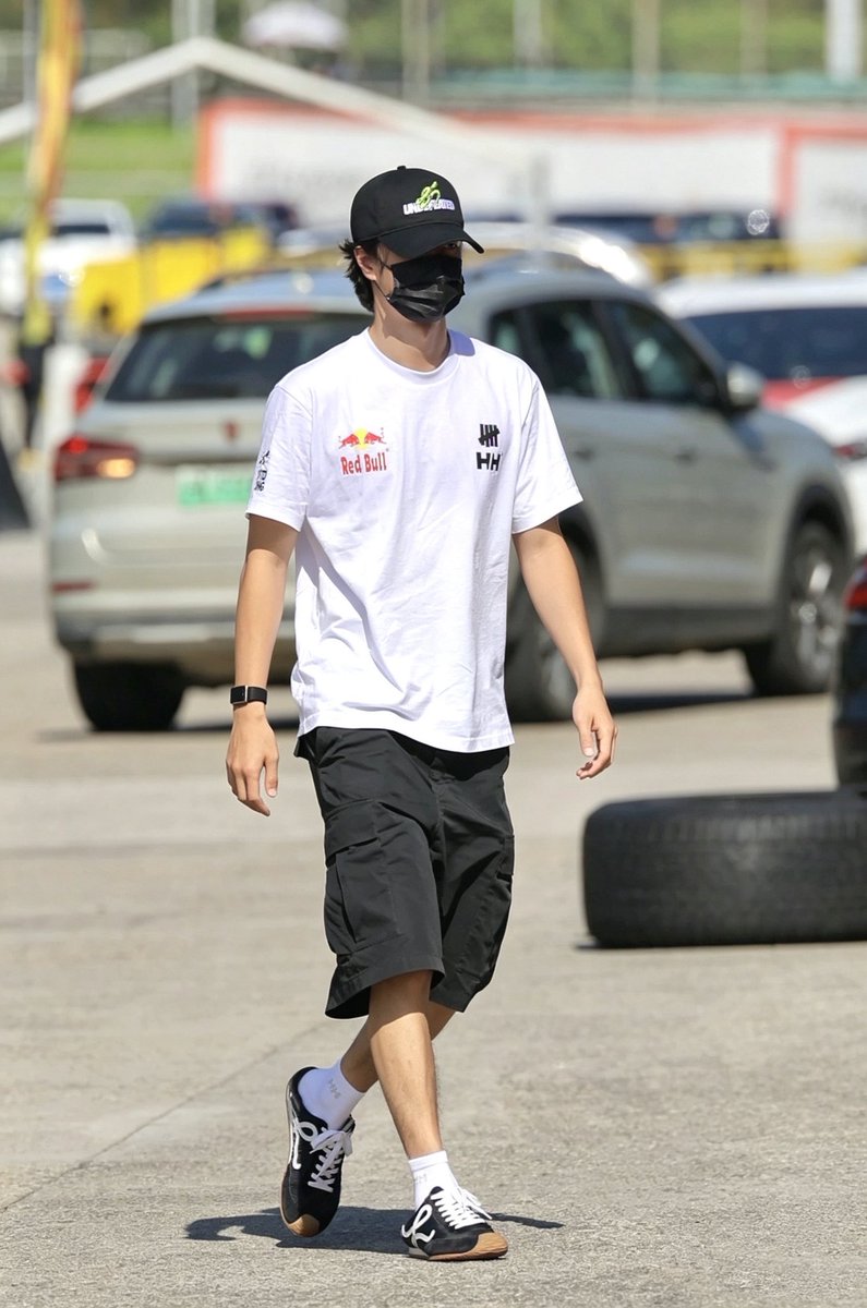 2amWangYibo's tweet photo. YIBO85 SPEED TOWARDS #WANGYIBOxRace1CGTC26R4

คนเก่งพร้อมแล้ว~ ขนาดเดินยังเท่ขนาดนี้ขับรถจะขนาดไหน ^^ #WangYibo https://t.co/pCf5RGdr26