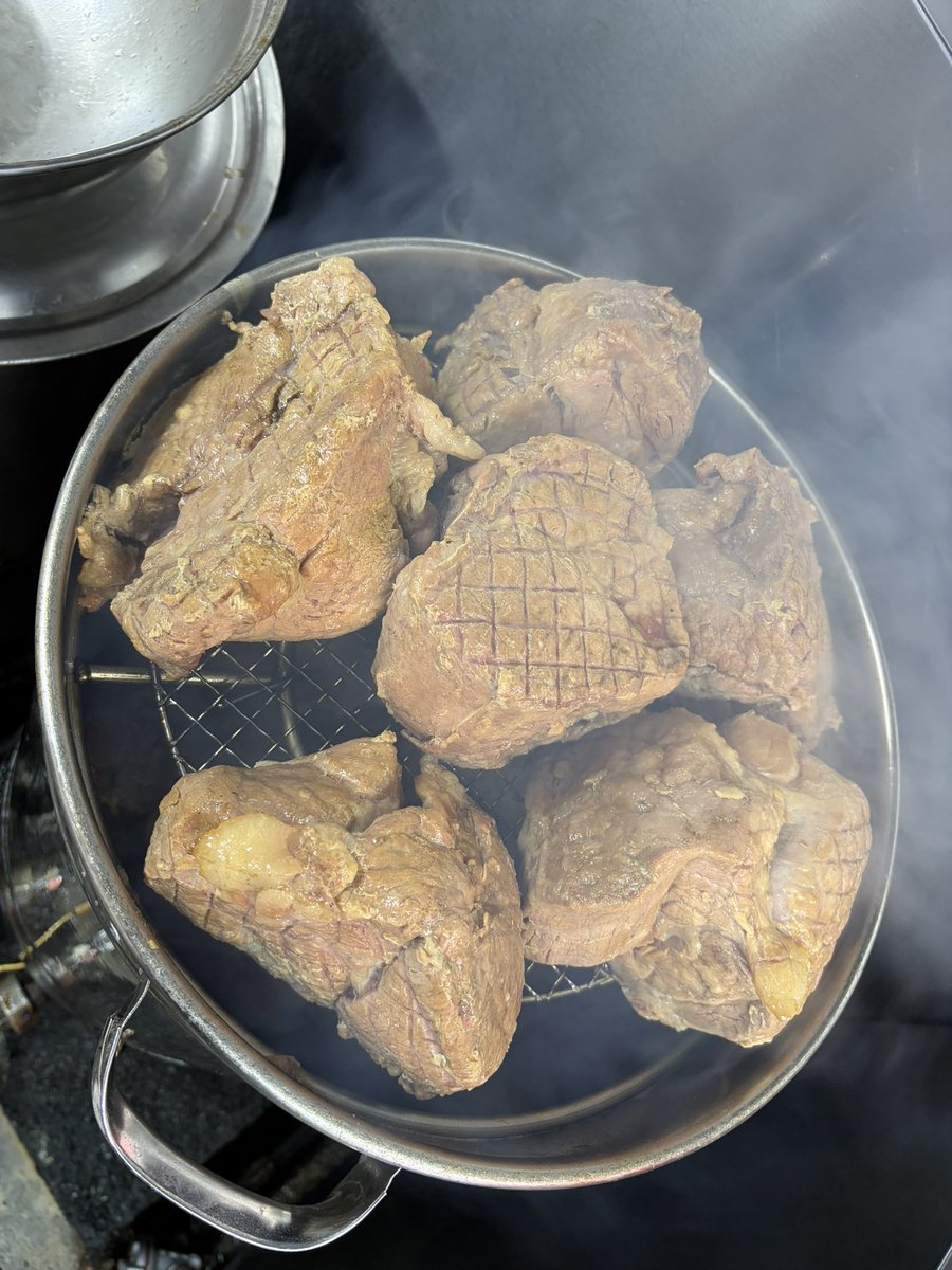 6348chitokara's tweet photo. 久しぶりにロース焼きました。
チップ使ってません！

明日の営業中どこかしらで煮豚から焼豚に戻ります❗️ https://t.co/NgxnLNq4UU