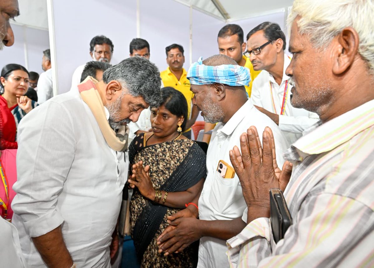 CMofKarnataka's tweet photo. ಸಮಸ್ಯೆ ನಿಮ್ಮದು
ಪರಿಹಾರ ನಮ್ಮದು

ಸನ್ಮಾನ್ಯ ಮುಖ್ಯಮಂತ್ರಿಗಳಾದ ಶ್ರೀ @DKShivakumar ಅವರು ವಿಜಯನಗರ ಜಿಲ್ಲೆಯ ಕೂಡ್ಲಿಗಿ ತಾಲ್ಲೂಕಿನಲ್ಲಿ ಜನರ ಅಹವಾಲುಗಳ ಅರ್ಜಿಗಳನ್ನು ಸ್ಥಳದಲ್ಲೇ ಸ್ವೀಕರಿಸಿ, ಪ್ರಜಾಸೇವೆ ಇಲಾಖೆಗೆ ಚಾಲನೆ ನೀಡಿದರು.

#PrajaSeve https://t.co/8r38BYQN7l