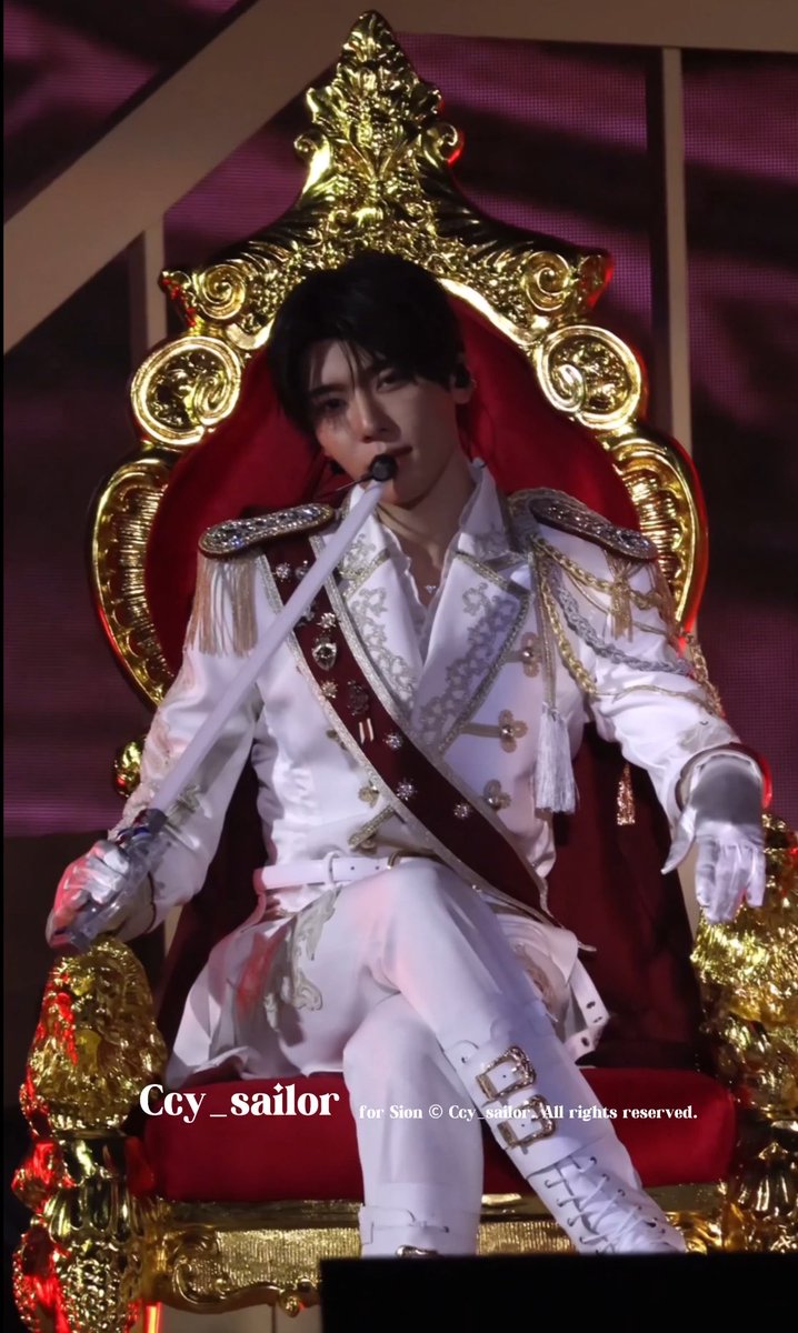 woozenniee's tweet photo. prince atelier staring right into your soul. https://t.co/t3QbfMfY90