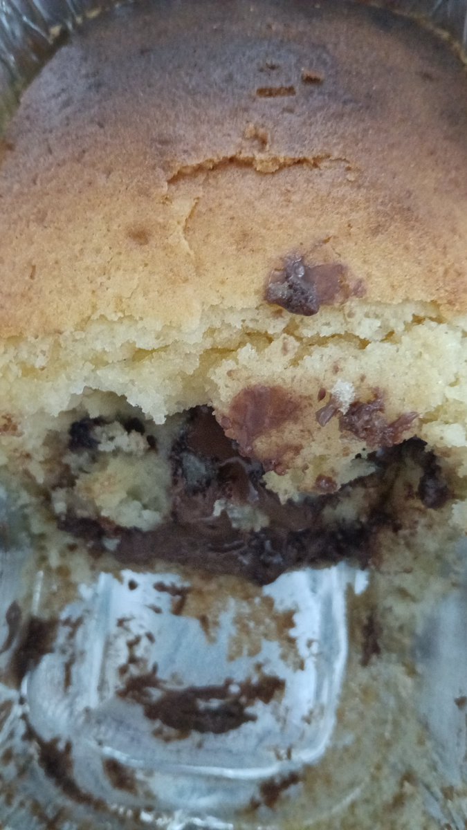 pinattu0807's tweet photo. 妹が作ったチョコが入ってるケーキ？みたいなやつクッッッソ美味い
これ店出せる https://t.co/IgosacY45A