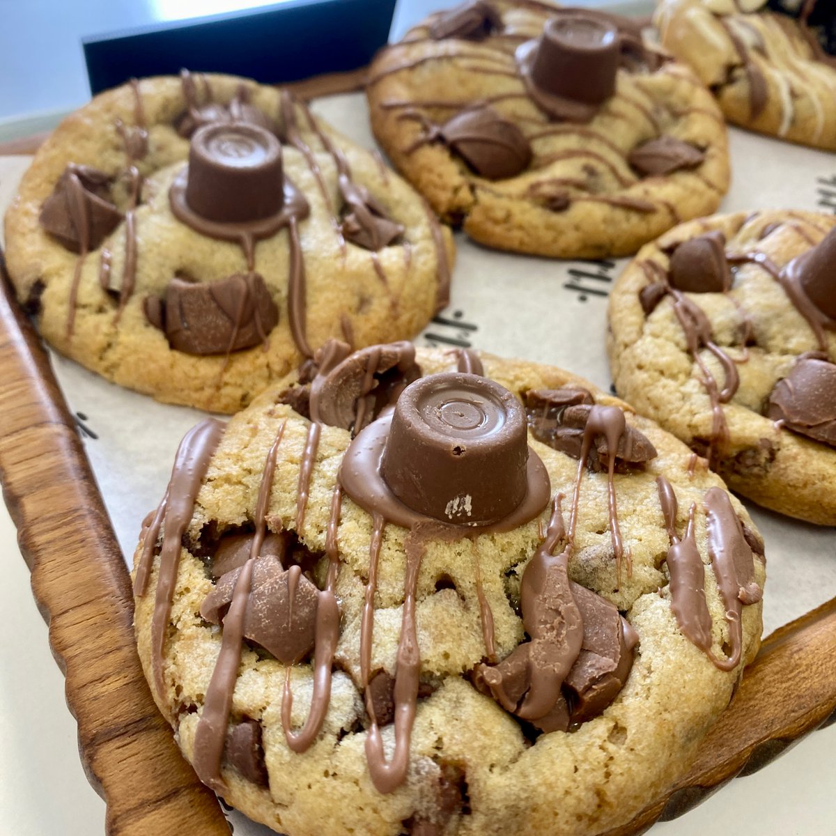 HuldaMisumi's tweet photo. On the counter this week 
* Salted Caramel Cornflake Brownie 
* Lemon Drizzle Cake 
* Crispy Millionaire 
* Galan Stuffed Cookies 
* Kinder Cookie Pie 
* Raspberry &amp; White Chocolate Blondie 
* Oreo Stuffed Cookies 
* Rolo Stuffed Cookies https://t.co/7l0ikmHLxR