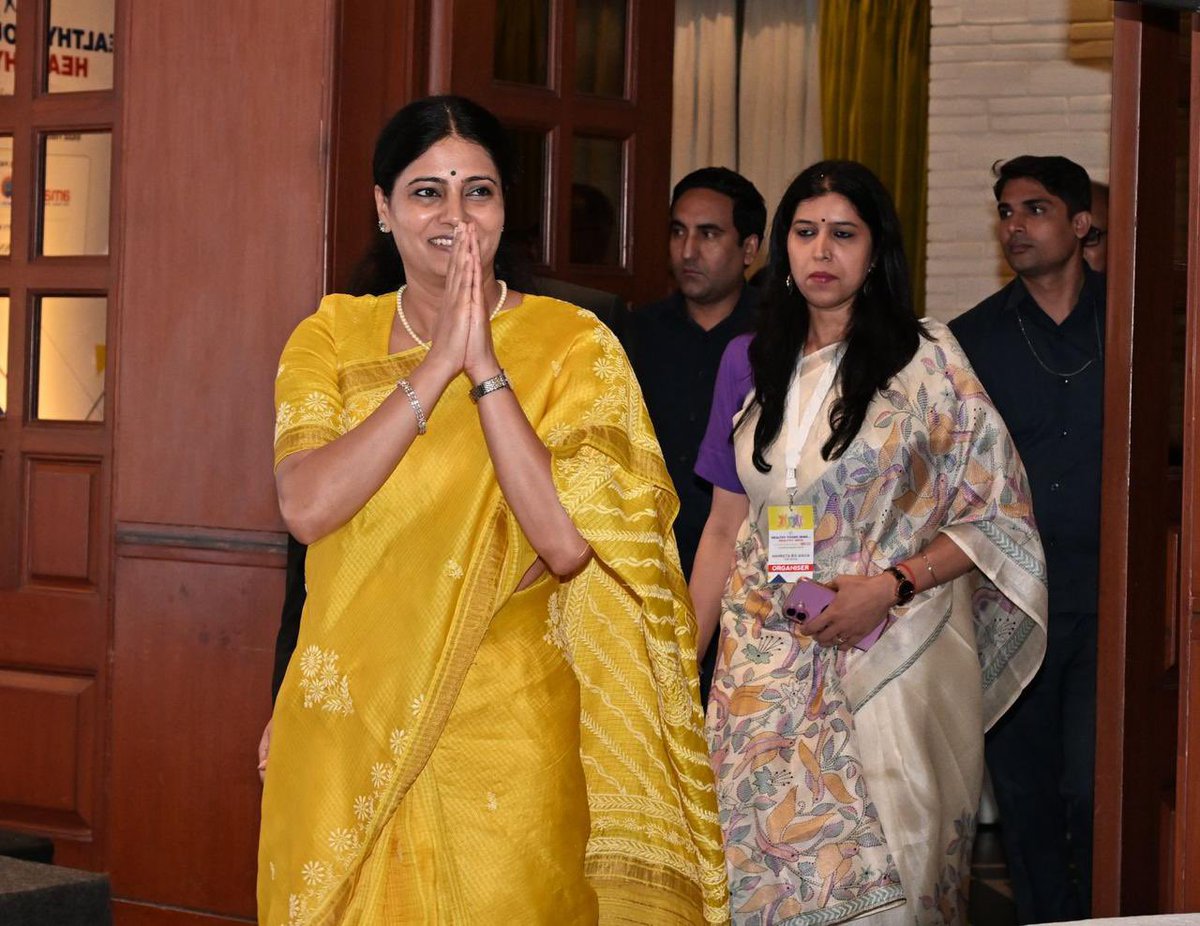 AnupriyaSPatel's tweet photo. आज इंडिया हैबिटाट सेंटर, दिल्ली में प्रतिष्ठित अंग्रेज़ी समाचार पत्रिका The WEEK द्वारा आयोजित “Mental Health of Young India Conclave” में अपने विचार व्यक्त किए।
इस अवसर पर पत्रिका के मुख्य सह-संपादक एवं निदेशक श्री रियाद मैथ्यू , मिस यूनिवर्स इंडिया क़ाज़िया लिज़ मेज़ों और अन्य गणमान्य वक्ता उपस्थित रहे ।

युवा और किशोर भारत की आबादी का 1/4 हिस्सा है और उनका बेहतर स्वास्थ्य भविष्य में देश की प्रगति की दिशा तय करेगा।इस वर्ग में तेज़ी से बढ़ती हुई मानसिक बीमारियॉं गंभीर चिंता का विषय हैं।