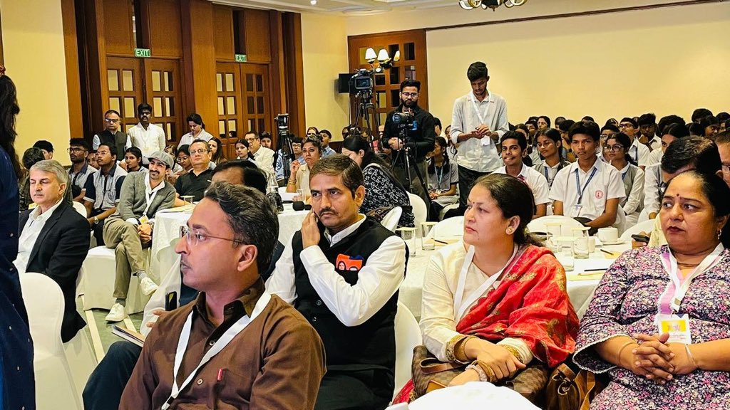 AnupriyaSPatel's tweet photo. केंद्र सरकार ने इस चुनौती से निपटने के लिए राष्ट्रीय मानसिक स्वास्थ्य कार्यक्रम को गति दी है।आयुष्मान आरोग्य मंदिरों में मानसिक स्वास्थ्य जागरूकता एवं जॉंच के प्रबंध किए गए हैं ।एक नवीन प्रयोग टेलीमानस TeleMANAS हेल्पलाइन के रूप में है जो 24x7 सभी के लिए उपलब्ध है।

इस चुनौती से निपटने के लिए संपूर्ण समाज को एकजुट होना पड़ेगा।आइए, हम मिलकर मानसिक स्वास्थ्य के बारे में जागरूकता पैदा करें और इस सामाजिक कलंक को तोड़ने में योगदान दें ।