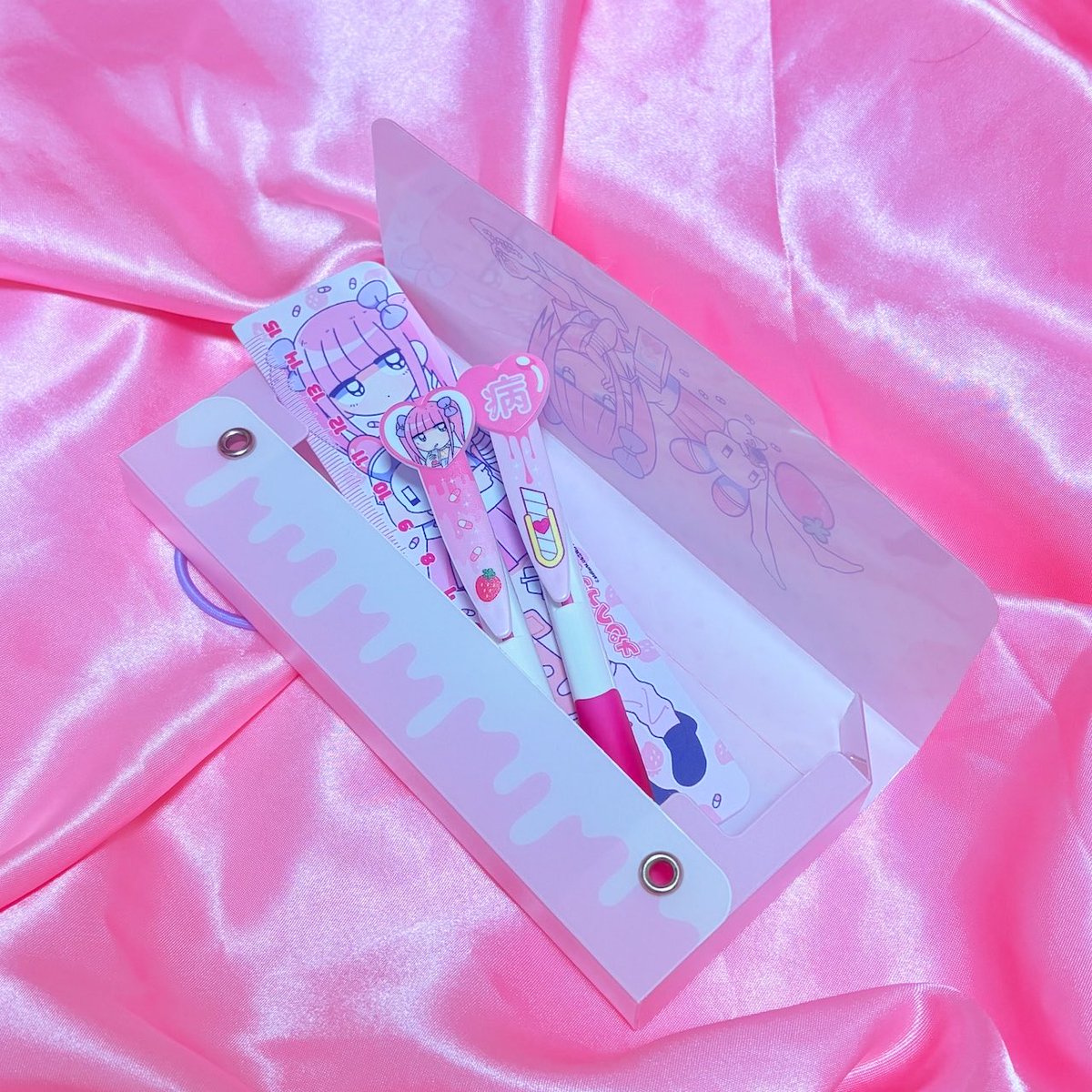 mnhr__chan's tweet photo. 現在販売中のメンヘラチャンのボールペンは、製造元の工事が今月末に閉店するため、売り切れ次第終了になります🥲🪽

🔽ご購入はコチラから
https://t.co/hHLWaVhq2f https://t.co/TRbqfaUTs3
