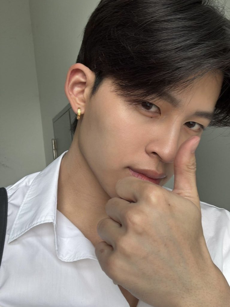 awboyy_'s tweet photo. นึกออกไหม รุ่นพี่หล่อ ๆ อะ https://t.co/d69xH6mOkT